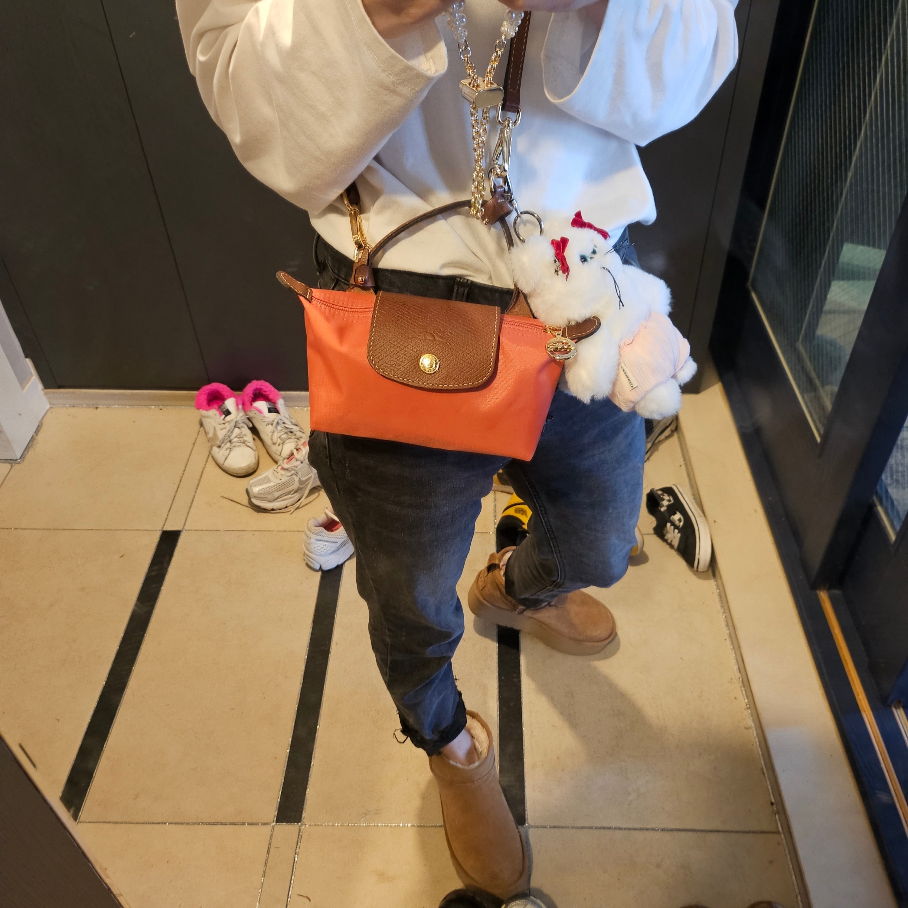 Longchamp Le Pliage Original Handle Pouch Grenadine, (W) UGG Classic Ultra Mini Platform Boots Chestnut 착용 스타일 - 3