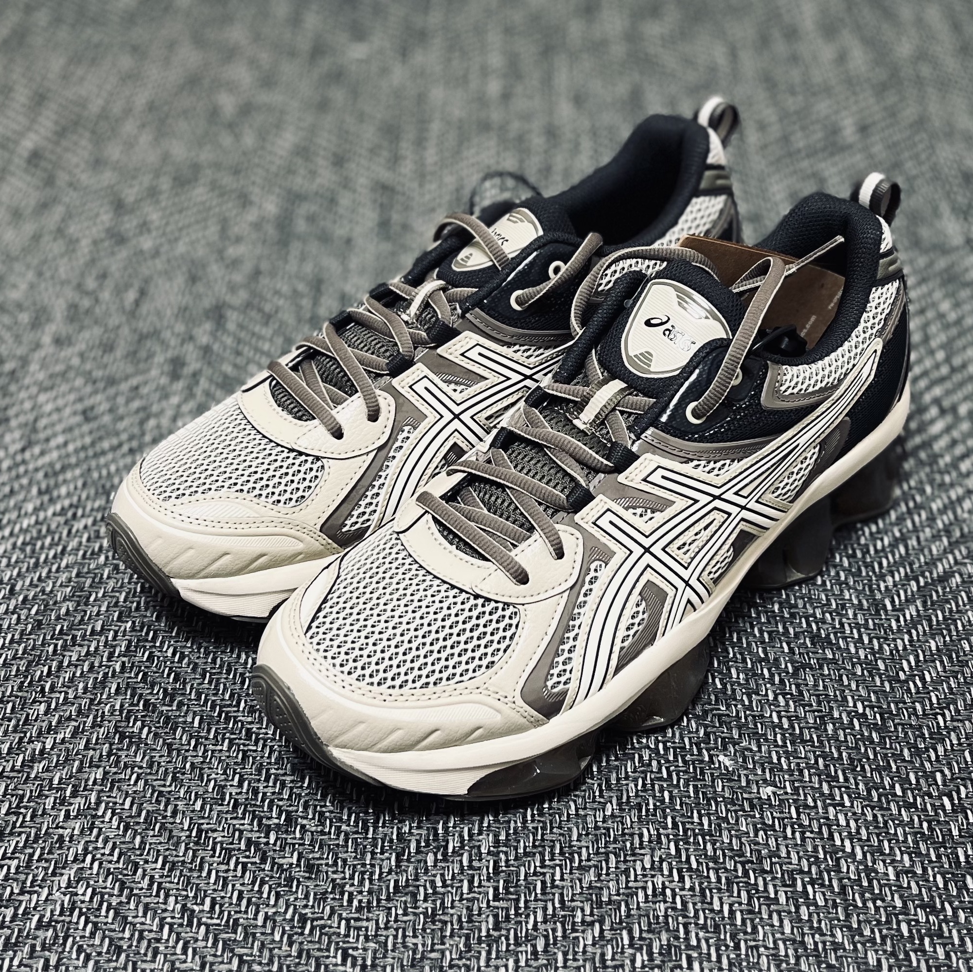 Asics Gel-Quantum Kinetic Birch Dark Taupe 착용 스타일 - 1