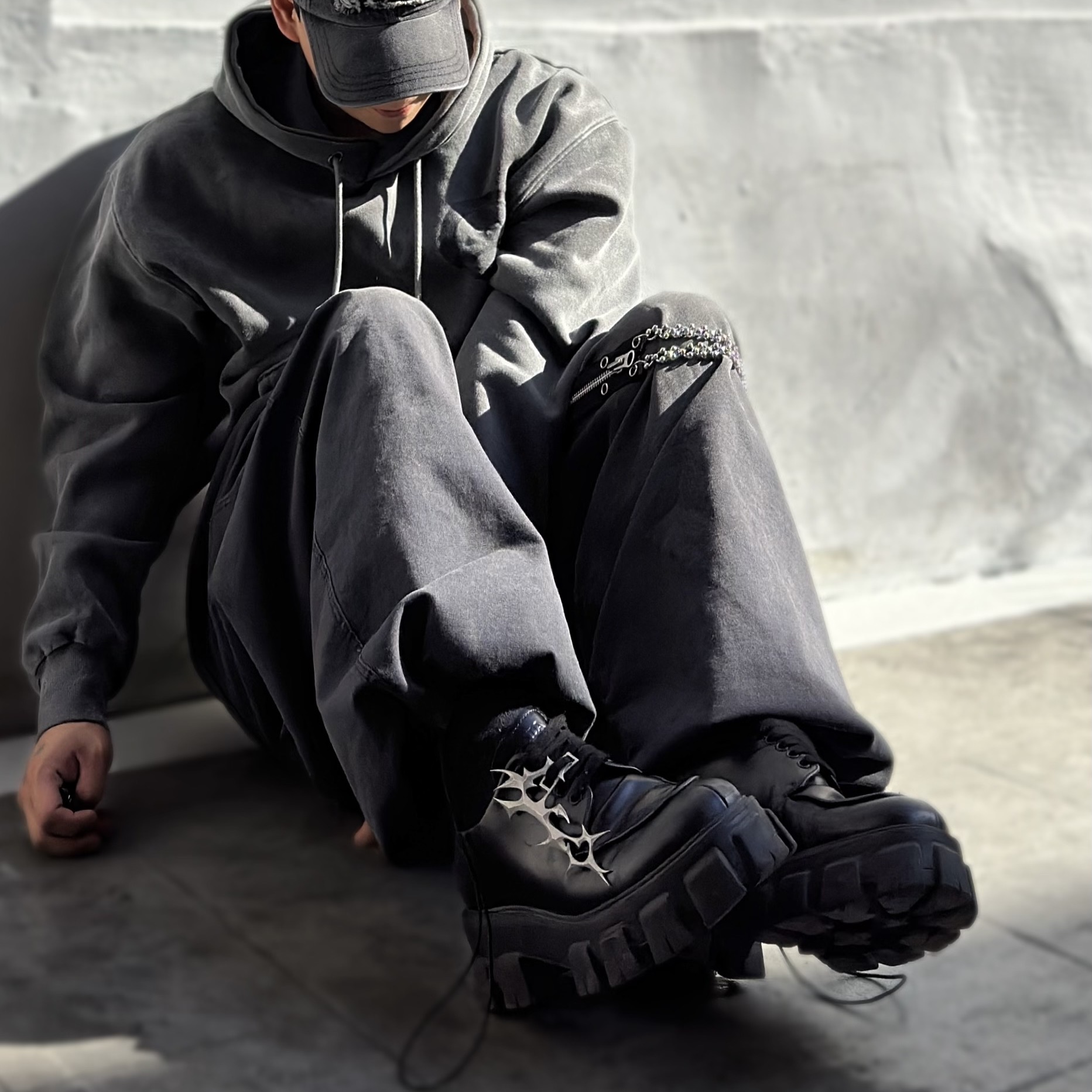 Test Artifact TASH Dubre 001 Steel, Prada Monolith Nuanced Brushed Leather Lace-Up Shoes Black Silver 착용 스타일 - 2