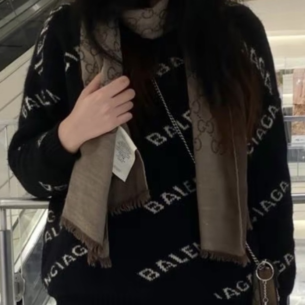 (W) Gucci GG Wool Silk Jacquard Scarf Dark Brown 착용 스타일