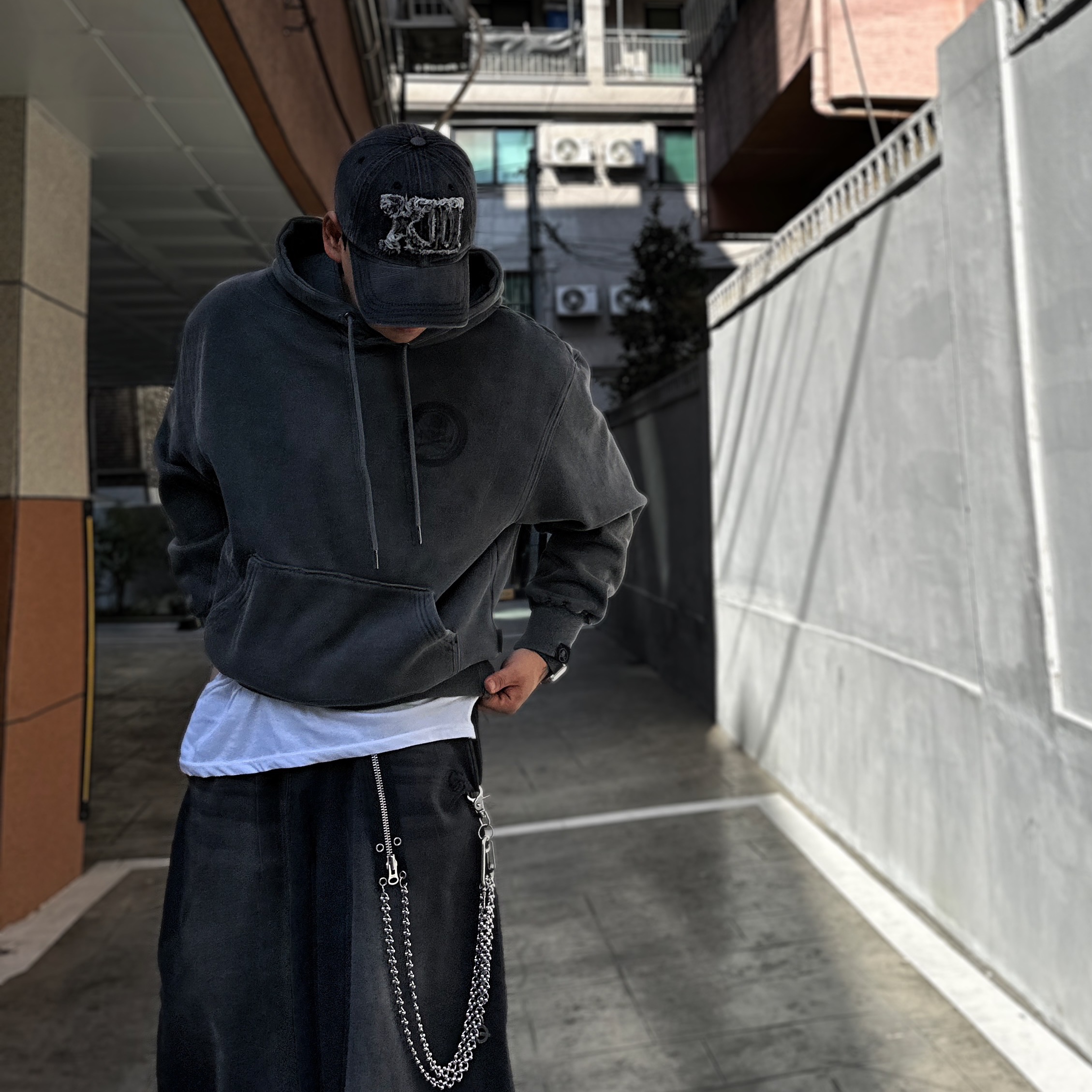Test Artifact TASH Dubre 001 Steel, Prada Monolith Nuanced Brushed Leather Lace-Up Shoes Black Silver 착용 스타일 - 5