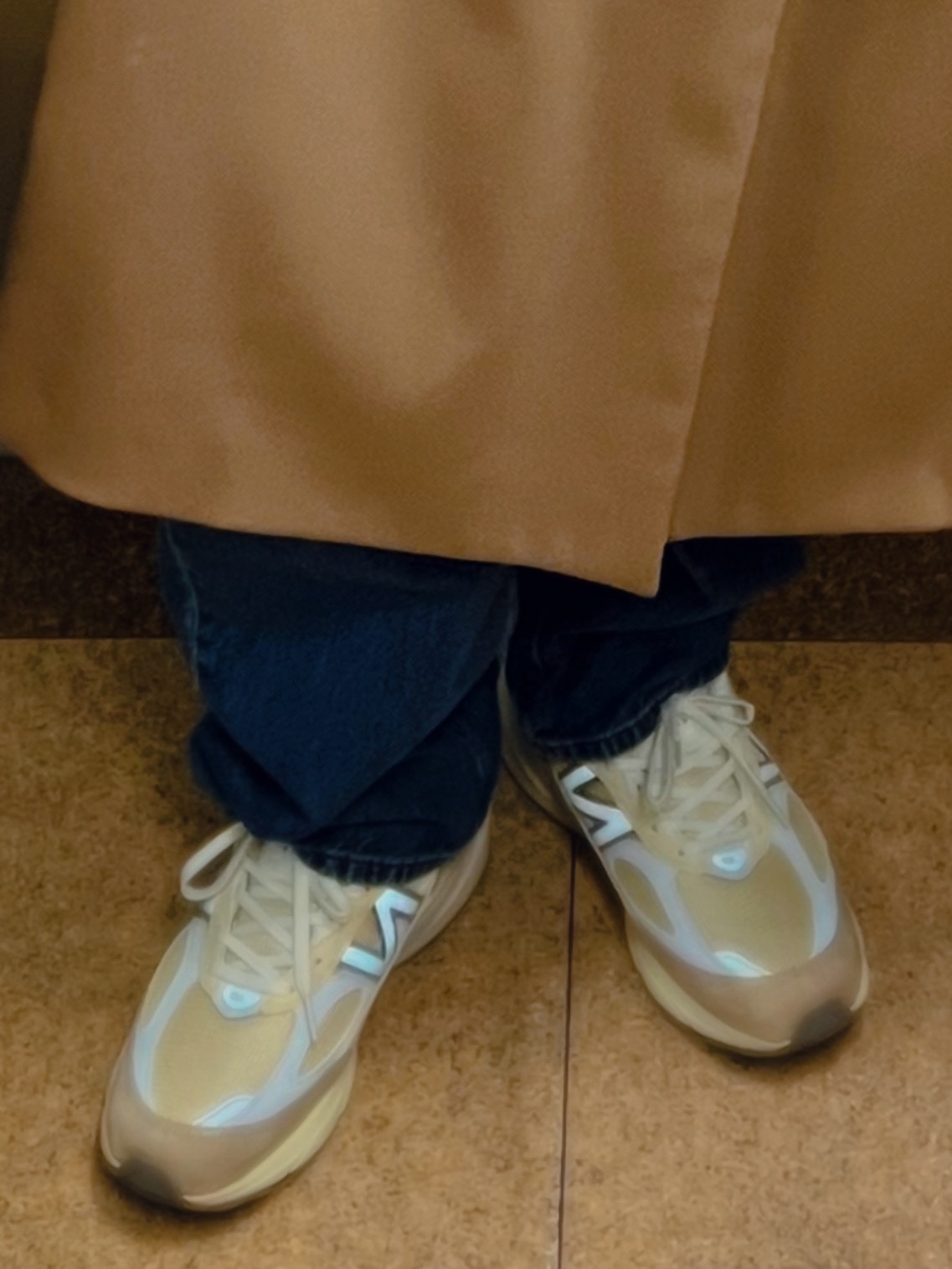 New Balance 990v6 Made in USA Cream Mindful Grey 착용 스타일 - 4