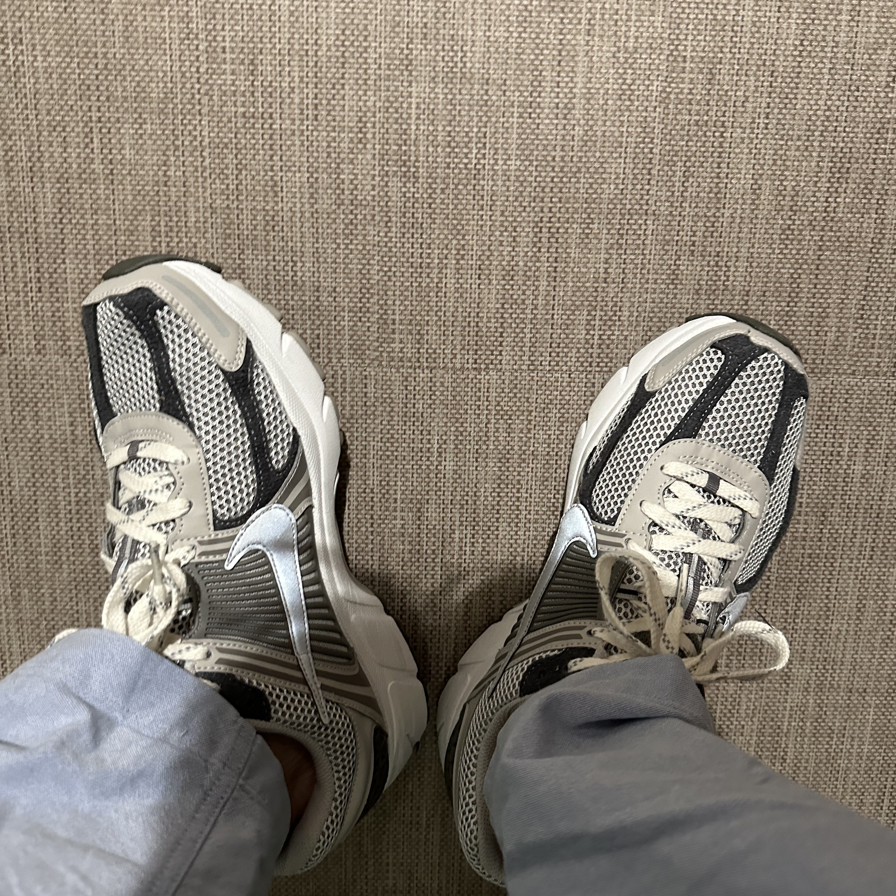 Nike Zoom Vomero 5 PRM Light Iron Ore and Flat Fewter 착용 스타일 - 1