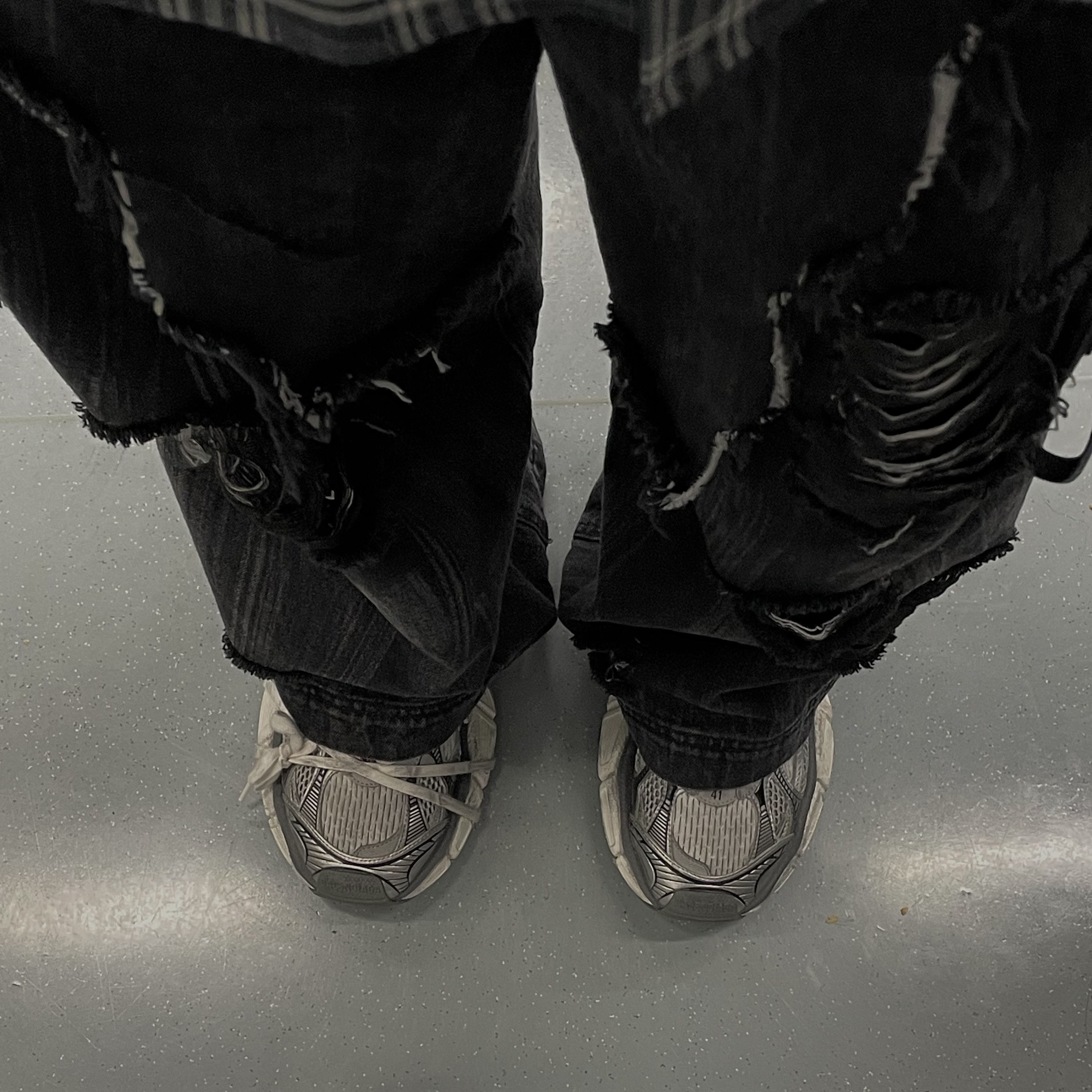 Balenciaga 3XL Sneakers Grey White Red 착용 스타일