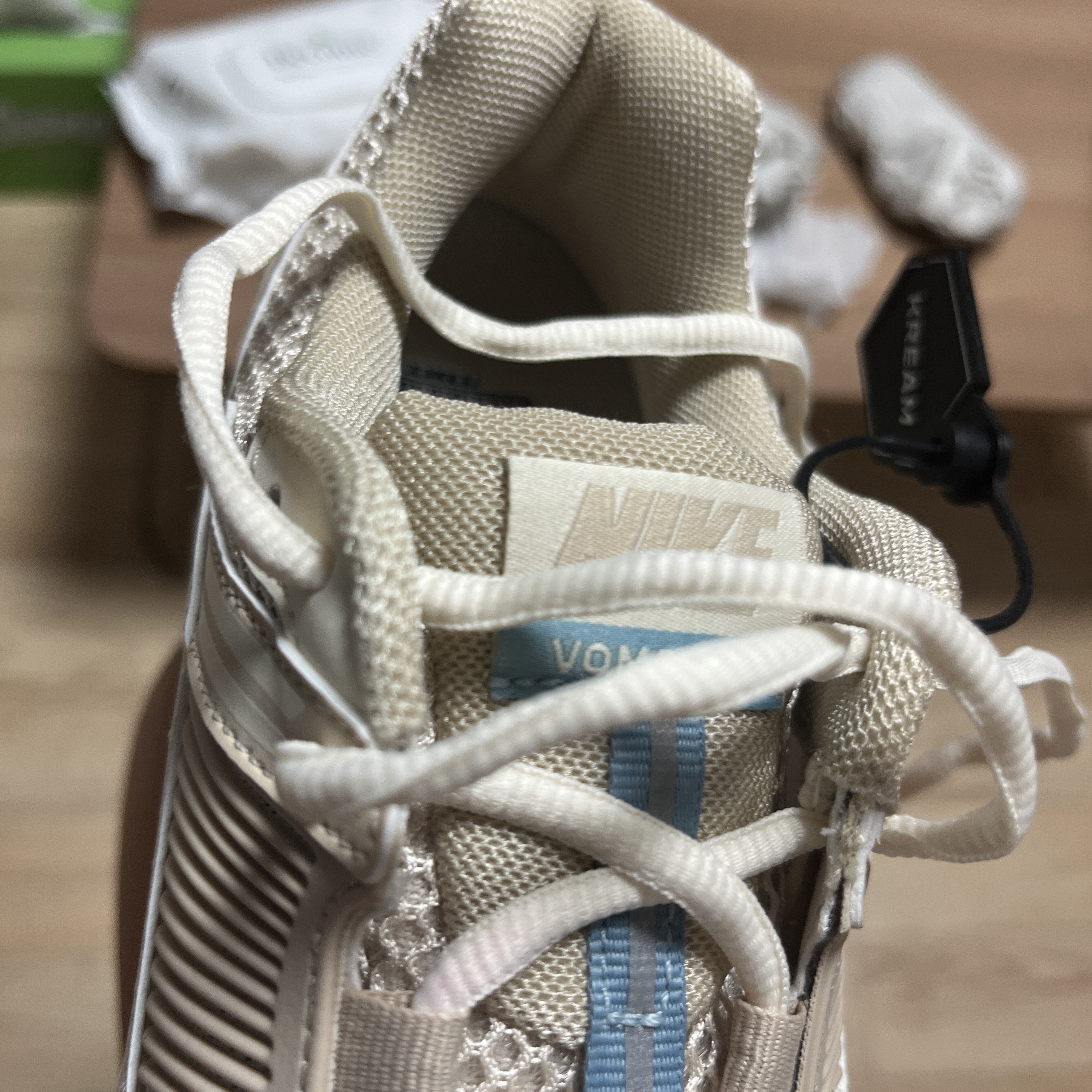 (W) Nike Zoom Vomero 5 Oatmeal 착용 스타일 - 2