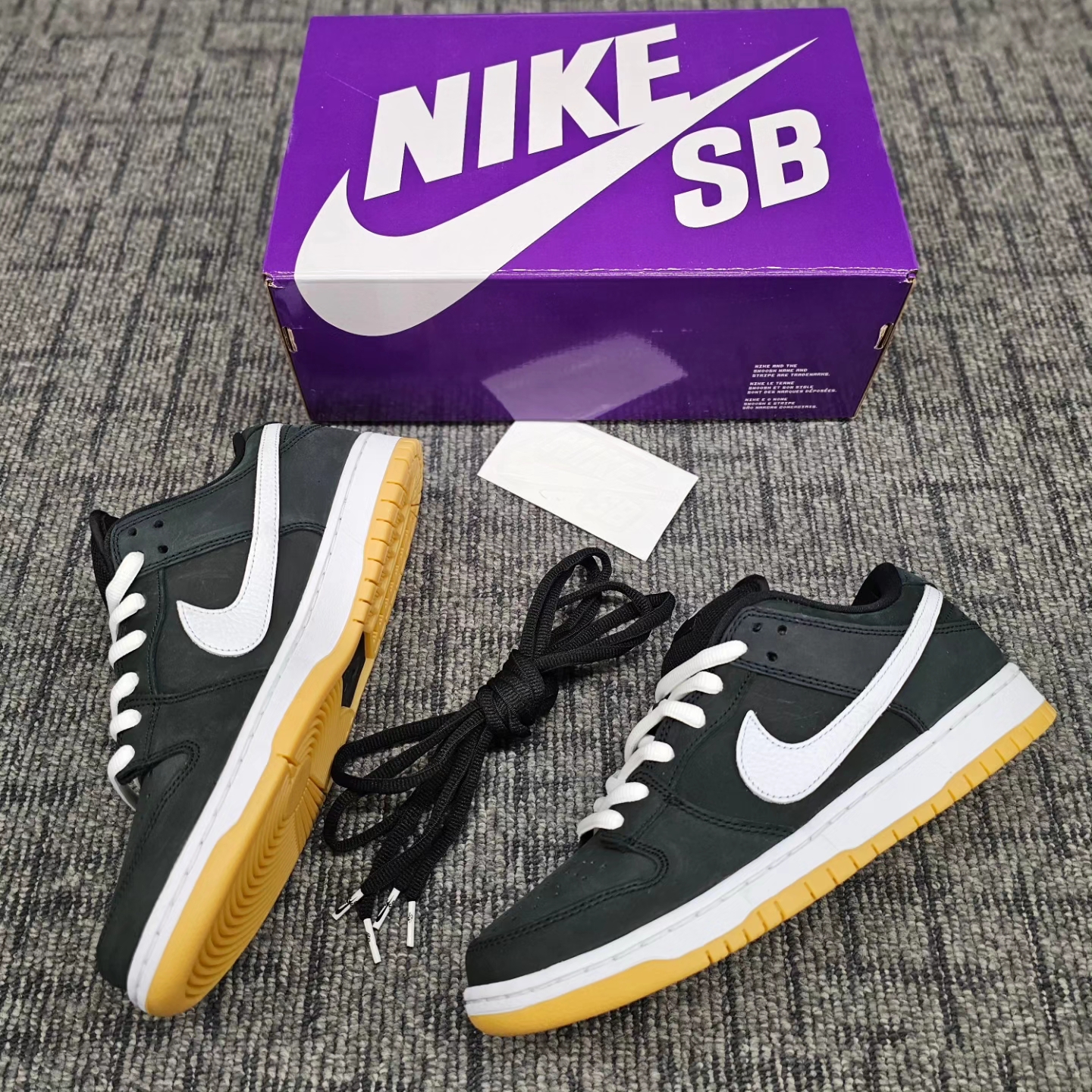Nike SB Dunk Low Pro Black White 착용 스타일 - 1