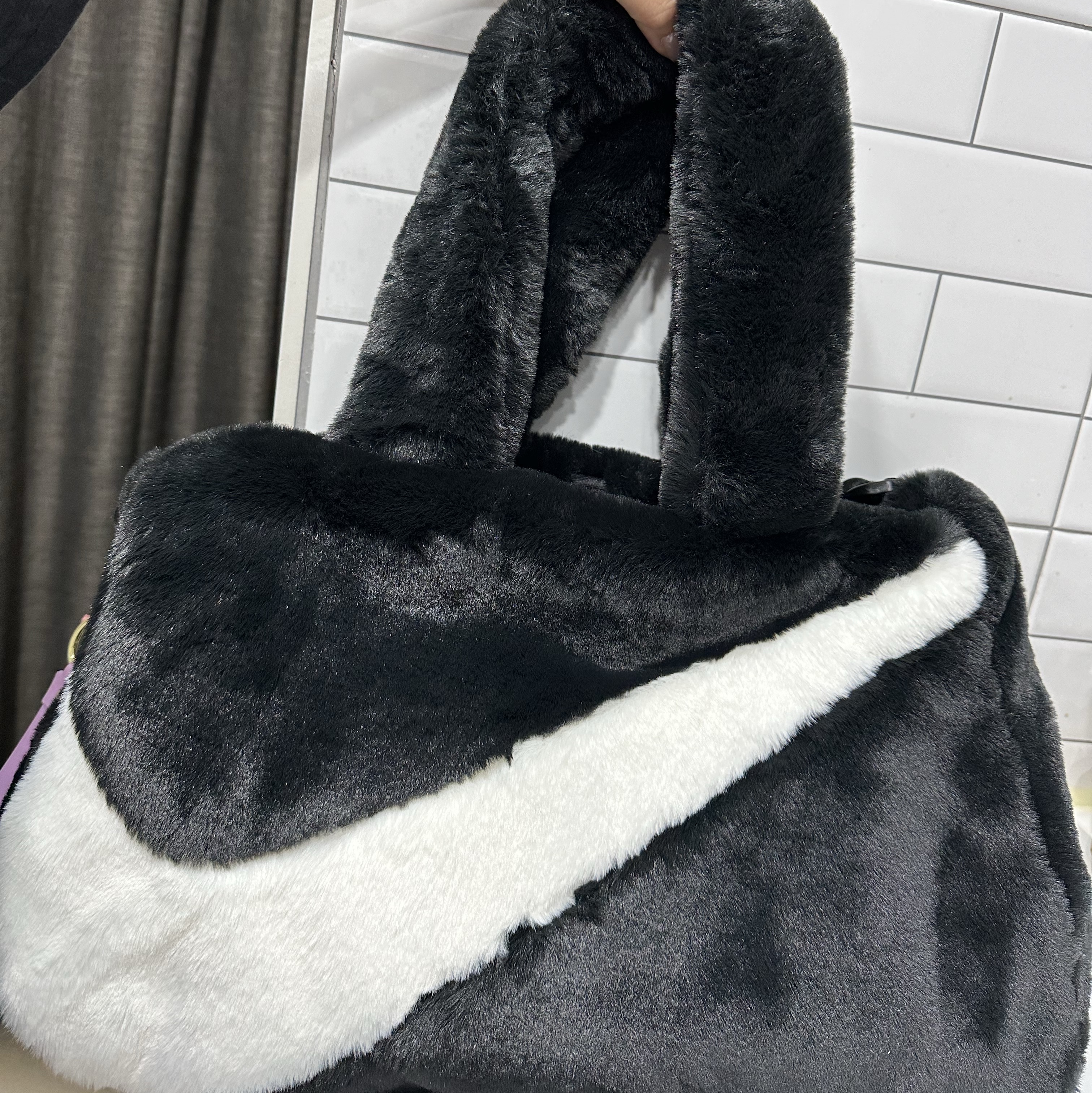 Nike NSW Faux Fur Tote Bag Black 착용 스타일