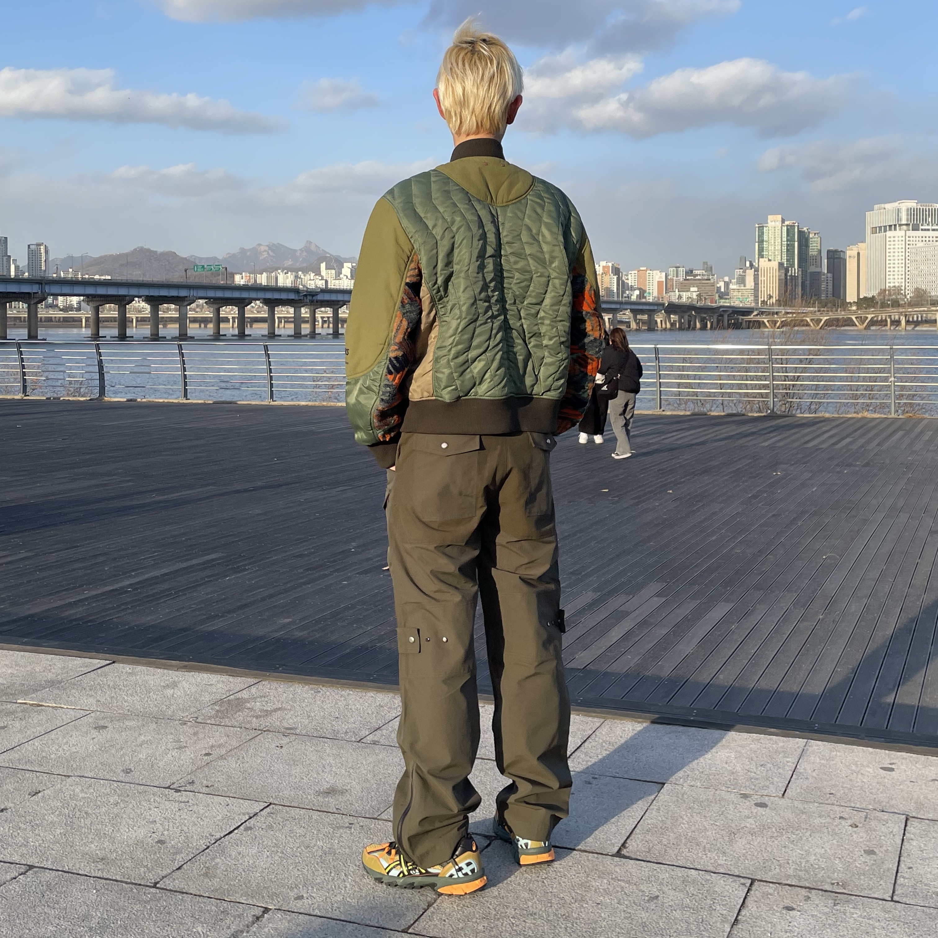 Andersson Bell x Asics Contrast Quilting Bomber Jacket Khaki 착용 스타일 - 2