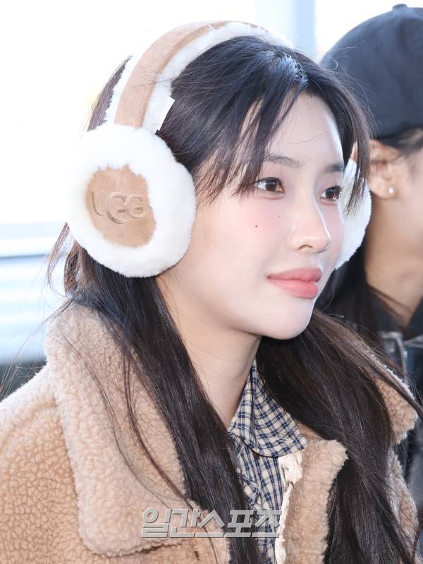 (W) UGG Embroidered Logo Earmuff Chestnut 착용 스타일