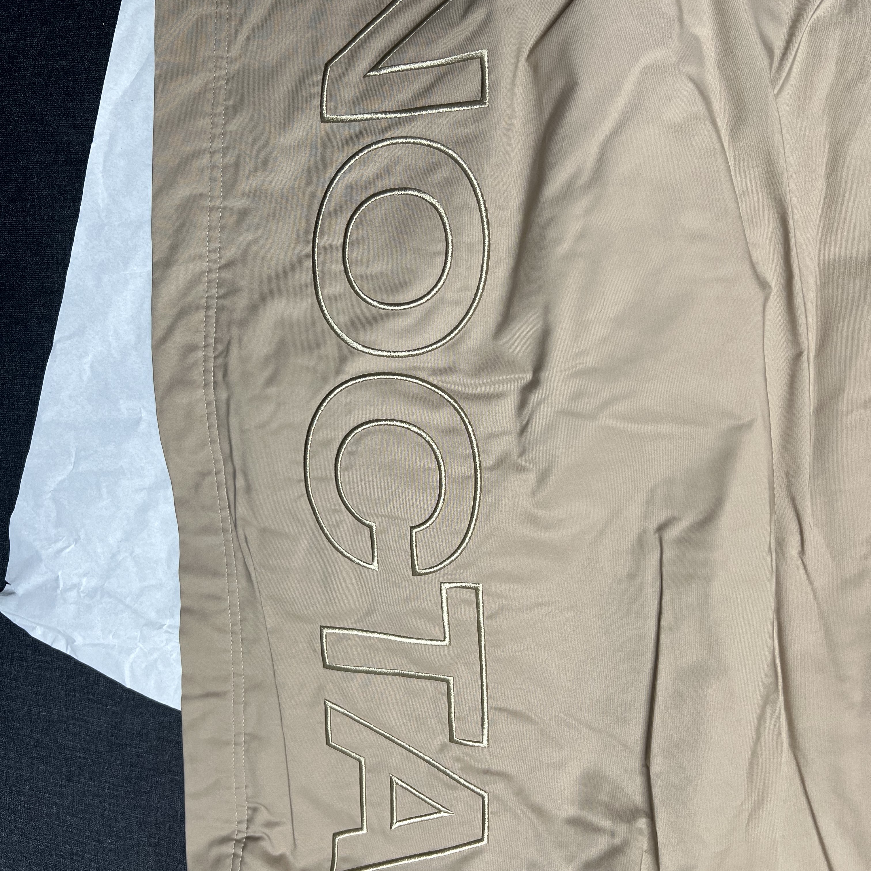 Nike x Drake Nocta Basketball Sideline Jacket Khaki (DV3647-248) 착용 스타일 - 3