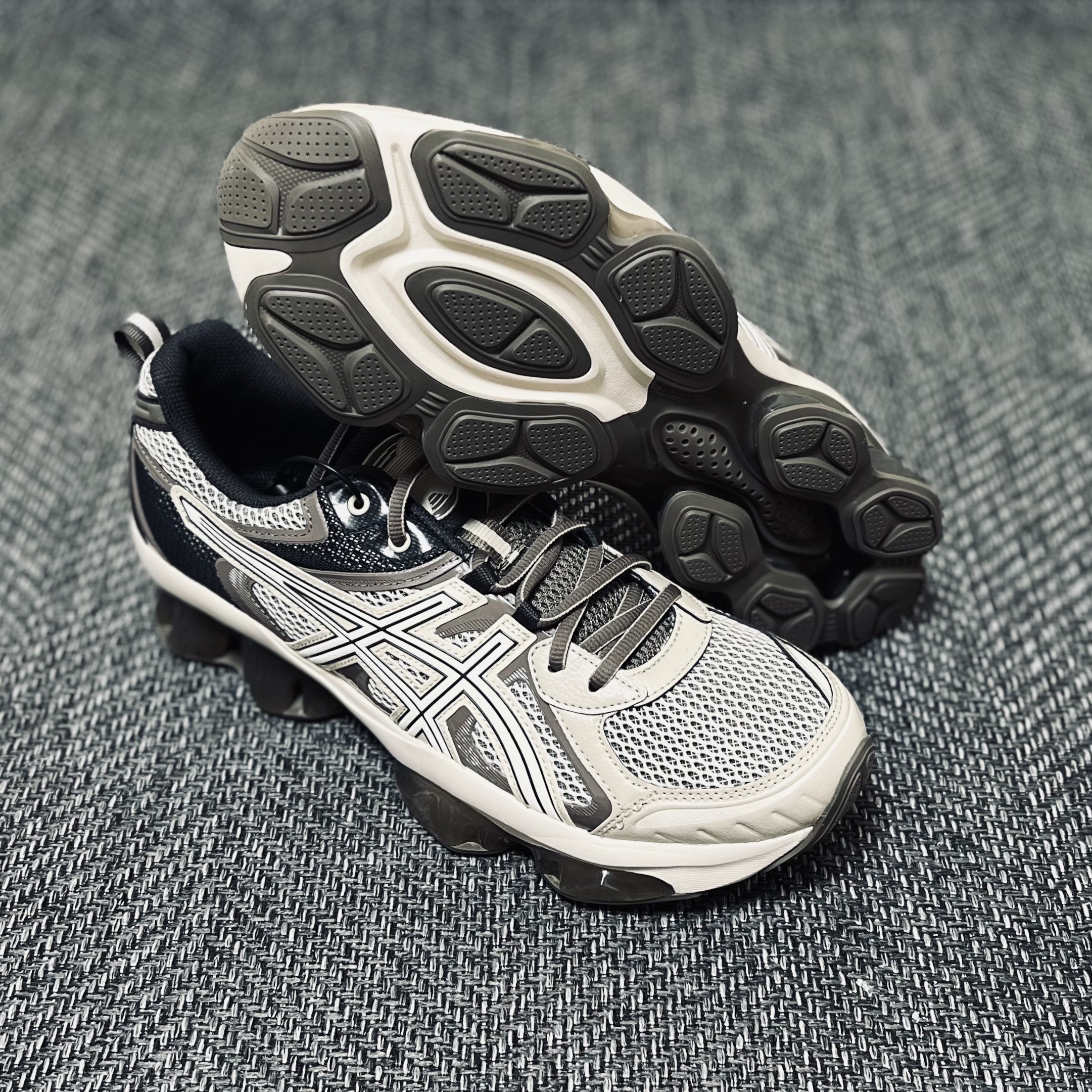 Asics Gel-Quantum Kinetic Birch Dark Taupe 착용 스타일 - 3