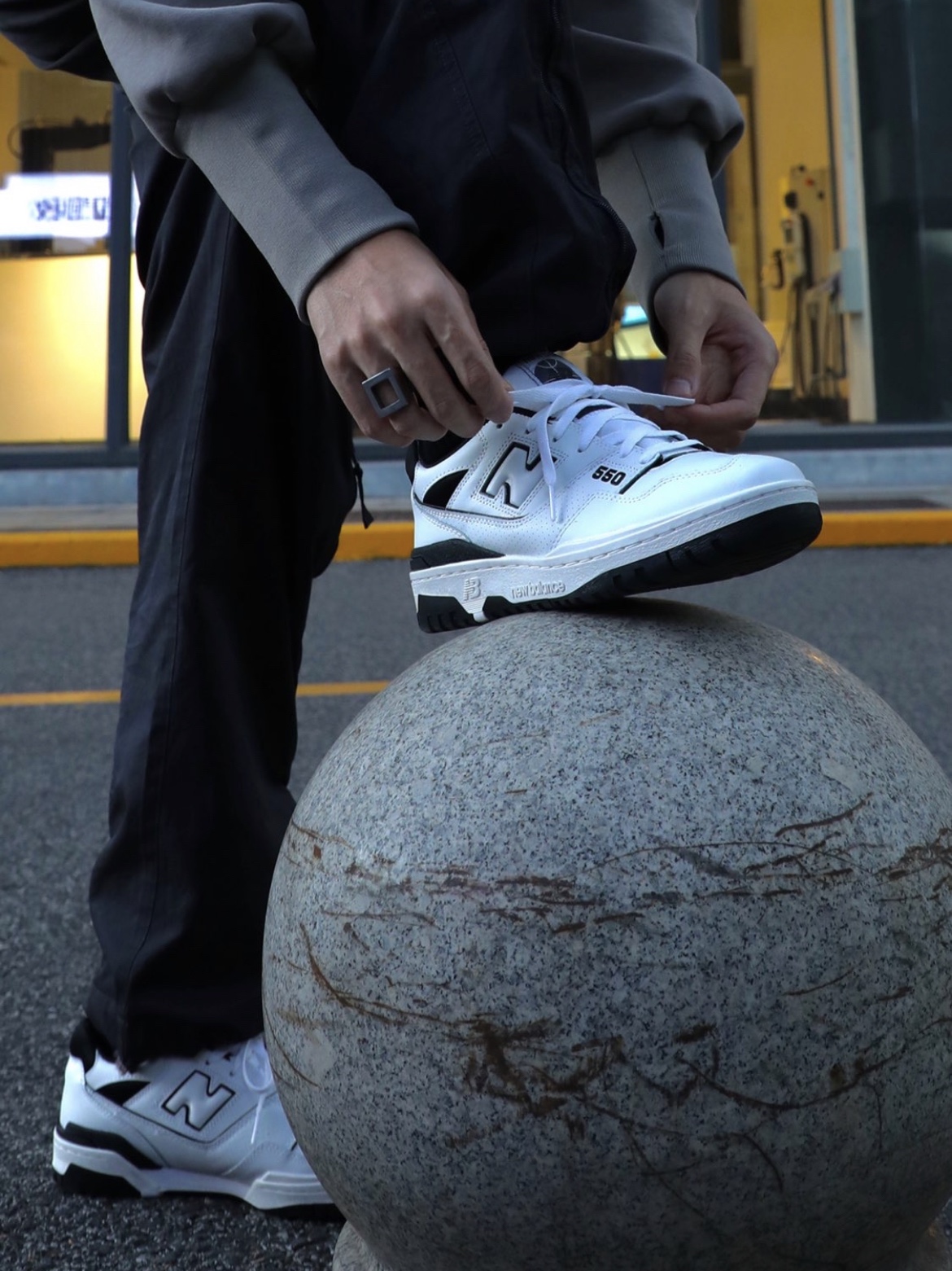 New Balance 550 White Grey - 2E Wide 착용 스타일 - 1