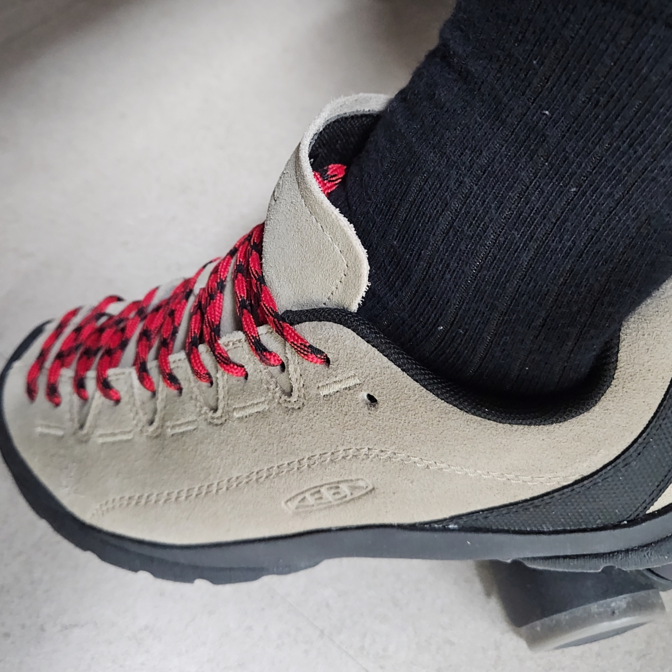 (W) Keen Jasper Suede Sneakers Silver Mink 착용 스타일