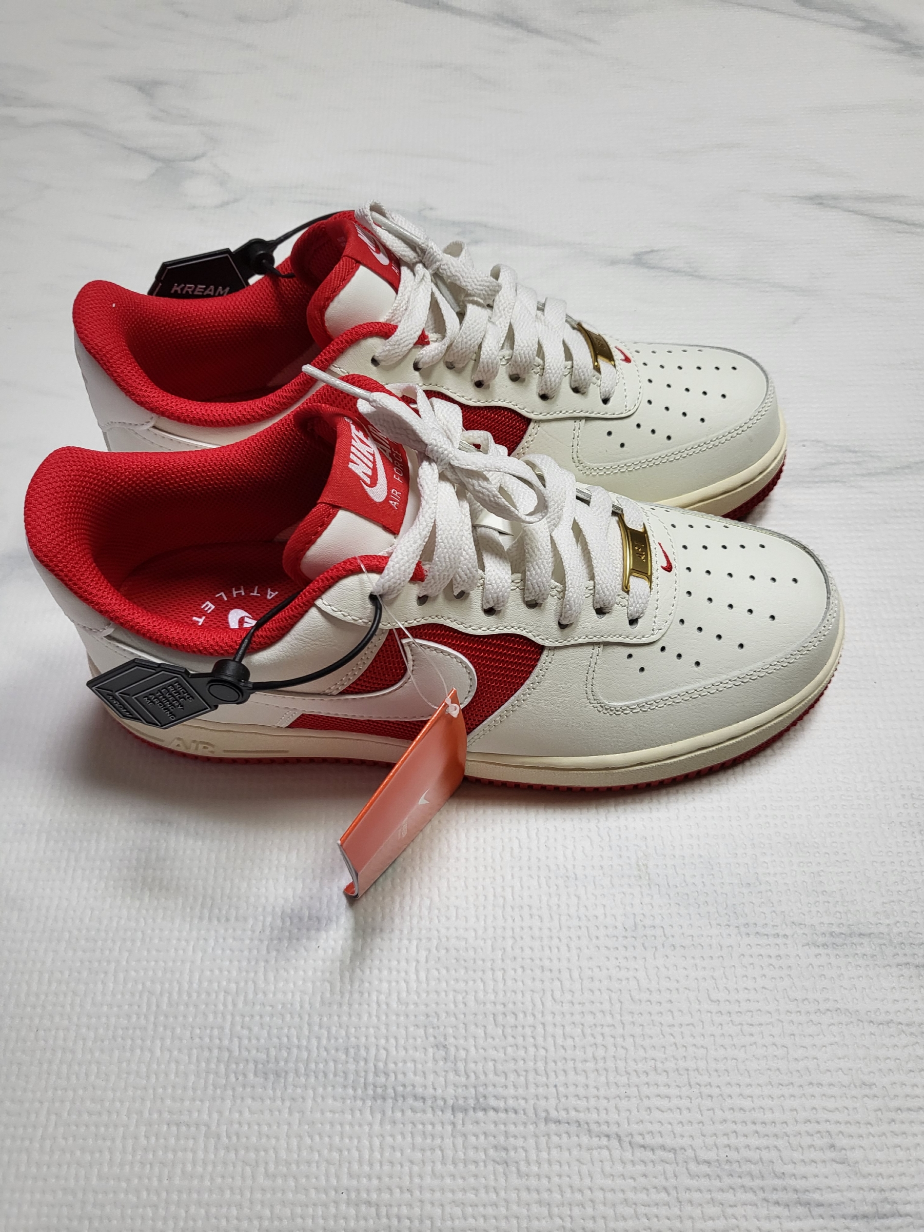 Nike Air Force 1 '07 Sail University Red 착용 스타일 - 2