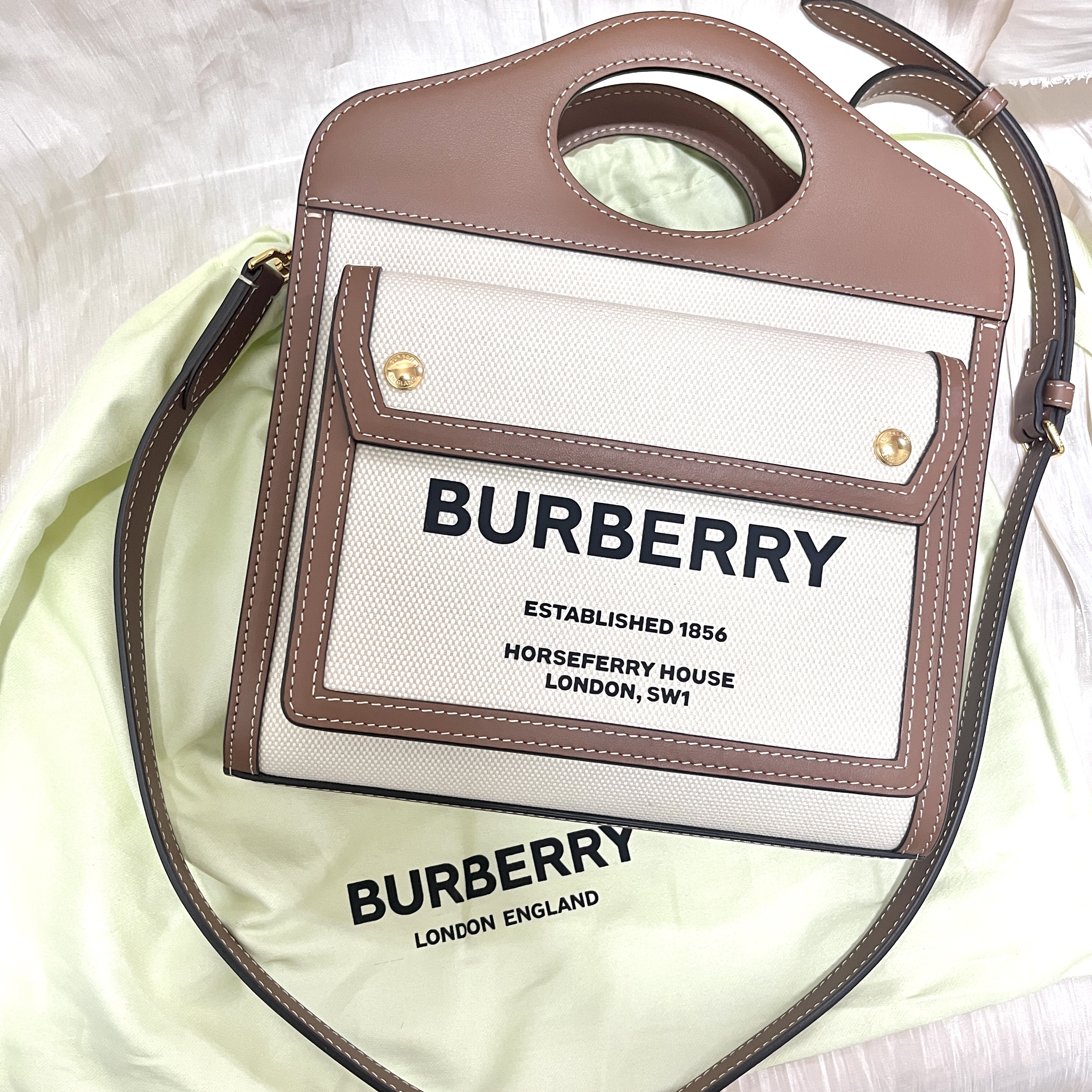 Burberry Mini Two-Tone Canvas and Leather Pocket Bag Natural Malt Brown 착용 스타일 - 1