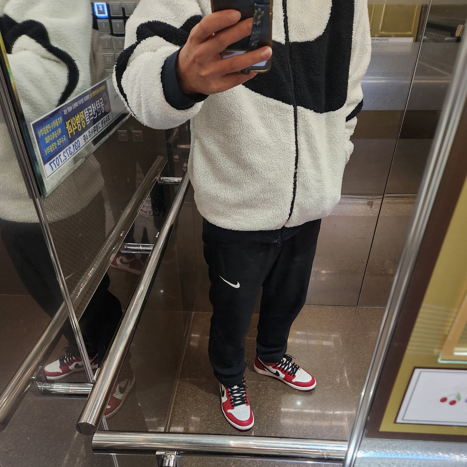 Jordan 1 Retro High OG Chicago 2022, Nike Big Swoosh Full Zip Jacket White Navy 착용 스타일