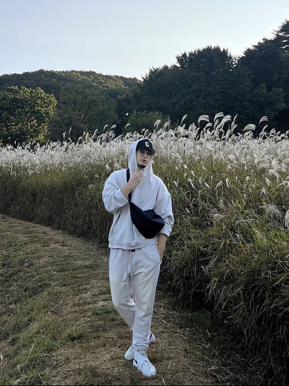 Nike x Fear of God Air Fear of God Raid Light Bone 착용 스타일