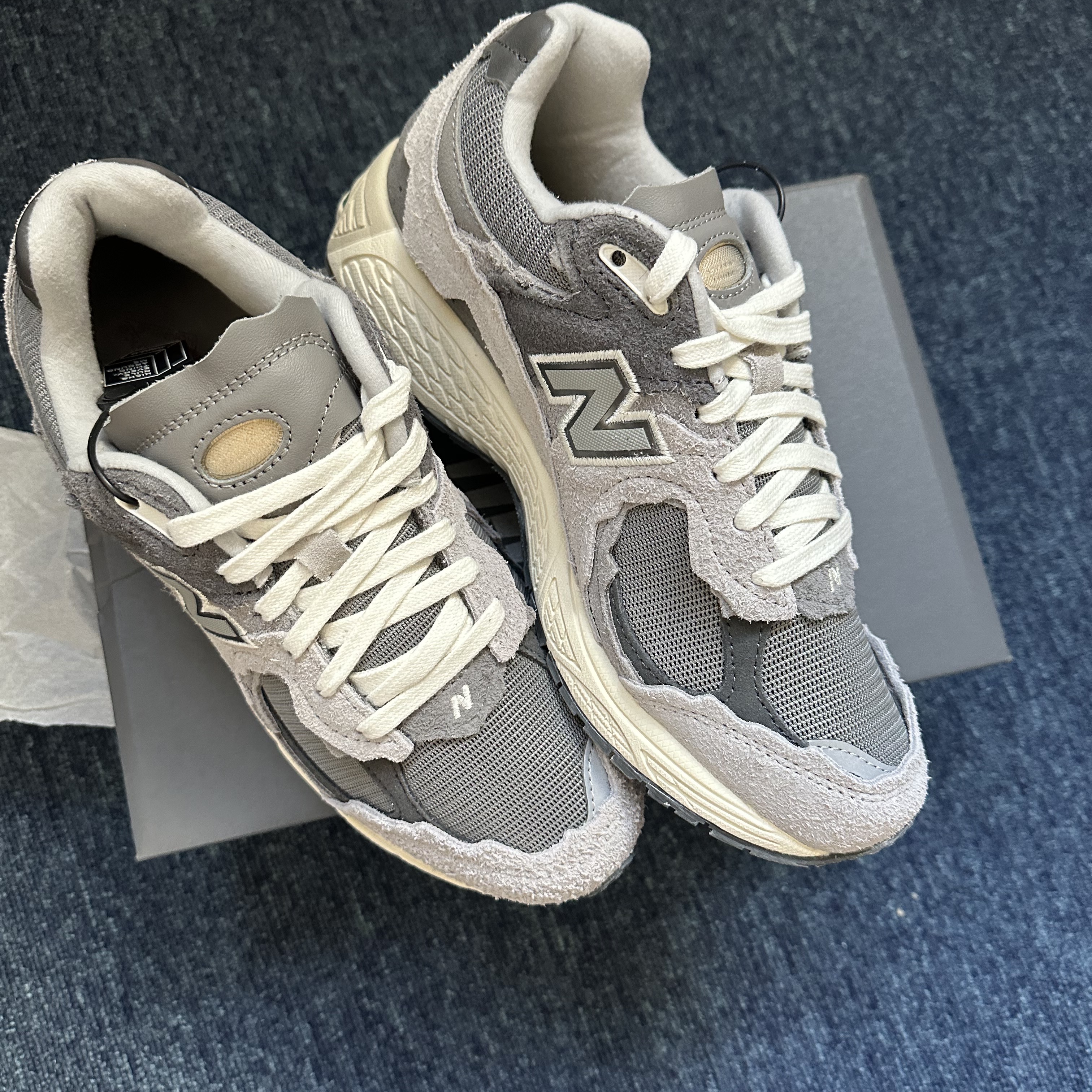 New Balance 2002R Protection Pack Rain Cloud 착용 스타일 - 1