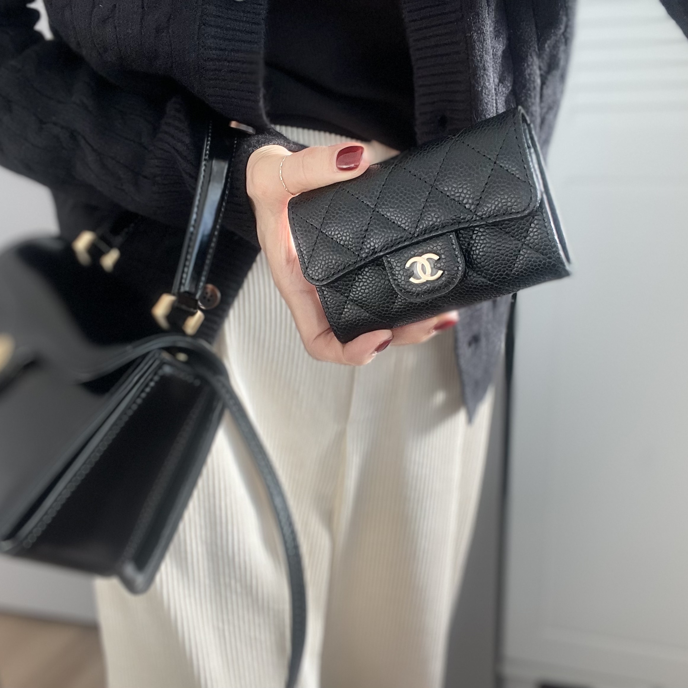 Chanel Classic Card Holder Grained Calfskin & Gold Black 착용 스타일 - 1