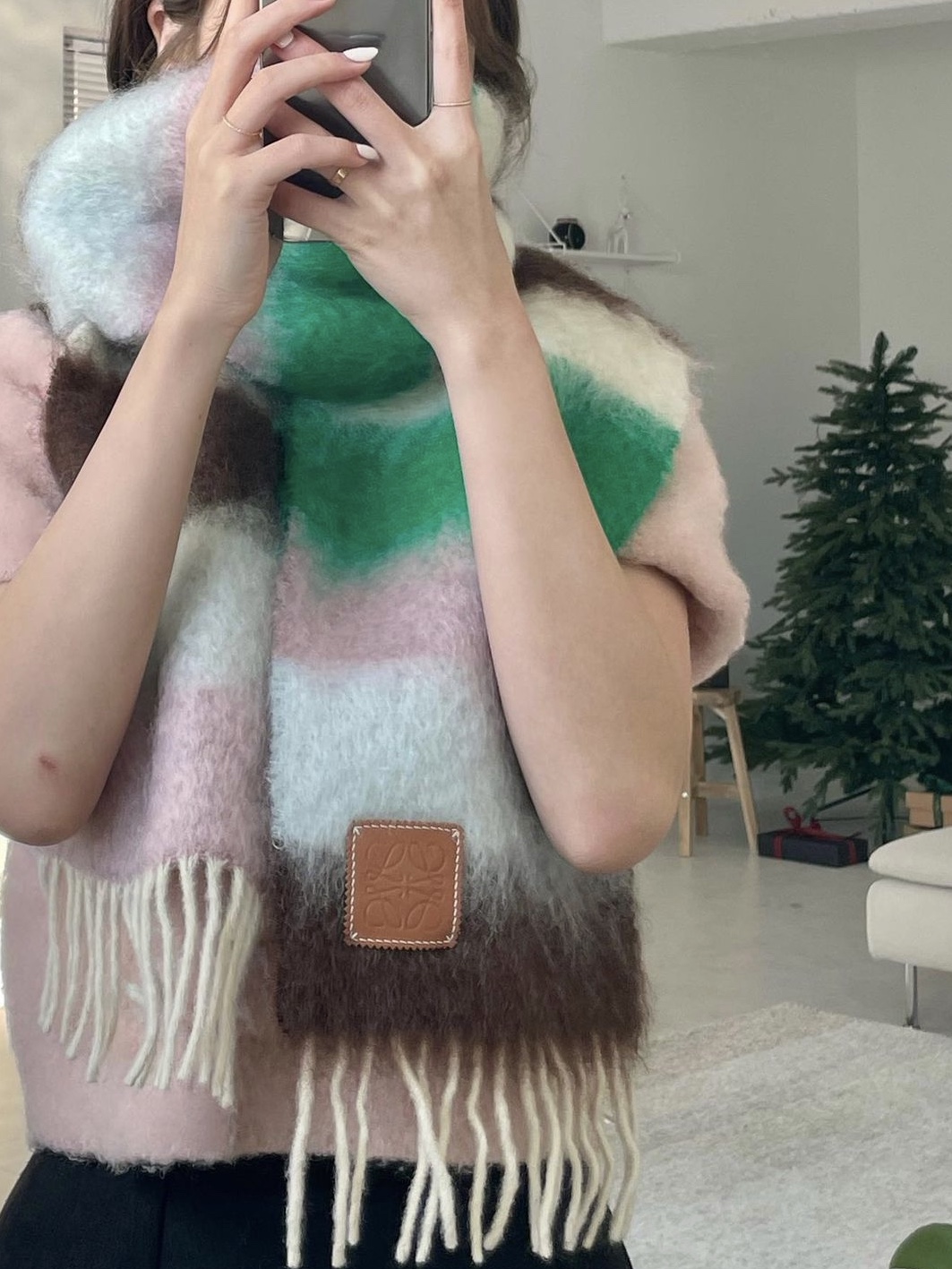 Loewe Mohair Stripe Muffler Brown Light Blue 착용 스타일 - 2