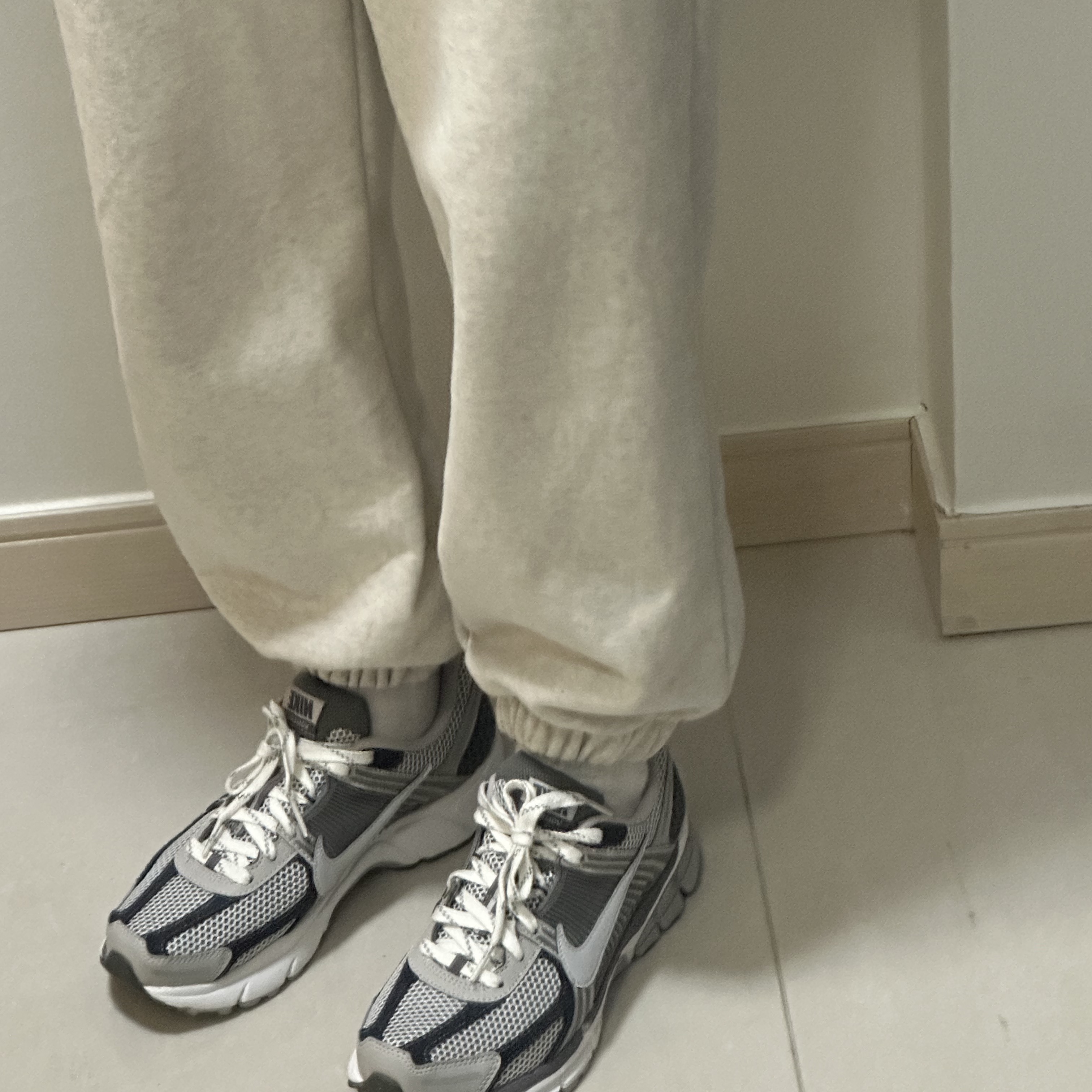 Nike Zoom Vomero 5 PRM Light Iron Ore and Flat Fewter 착용 스타일 - 2