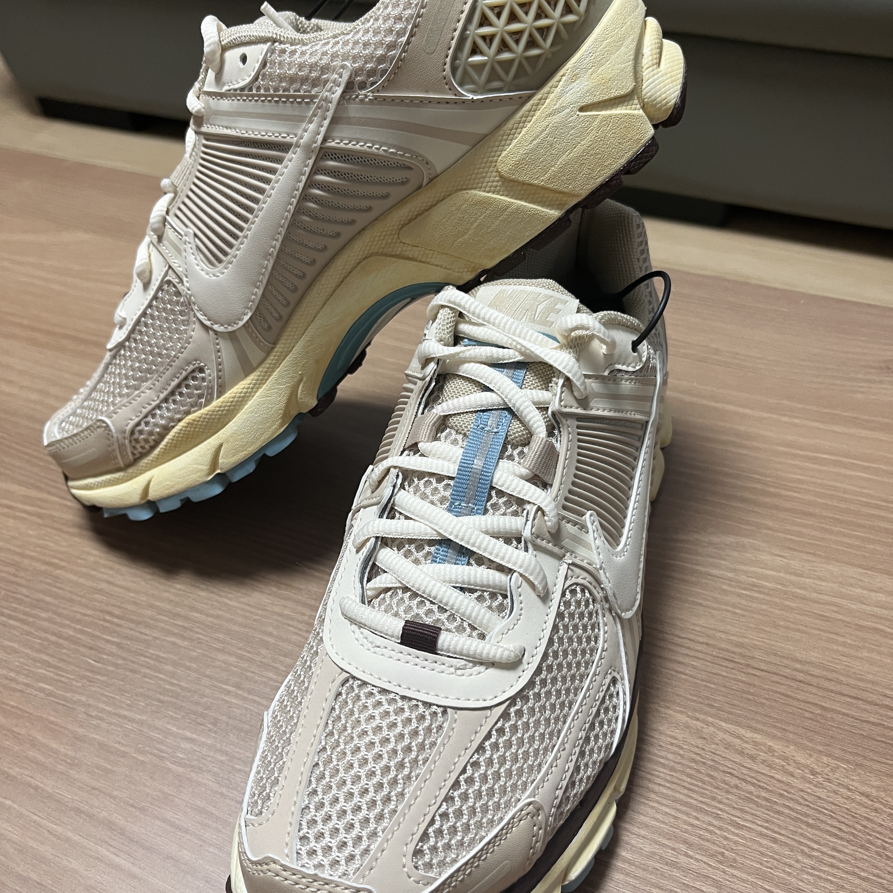 (W) Nike Zoom Vomero 5 Oatmeal 착용 스타일 - 1
