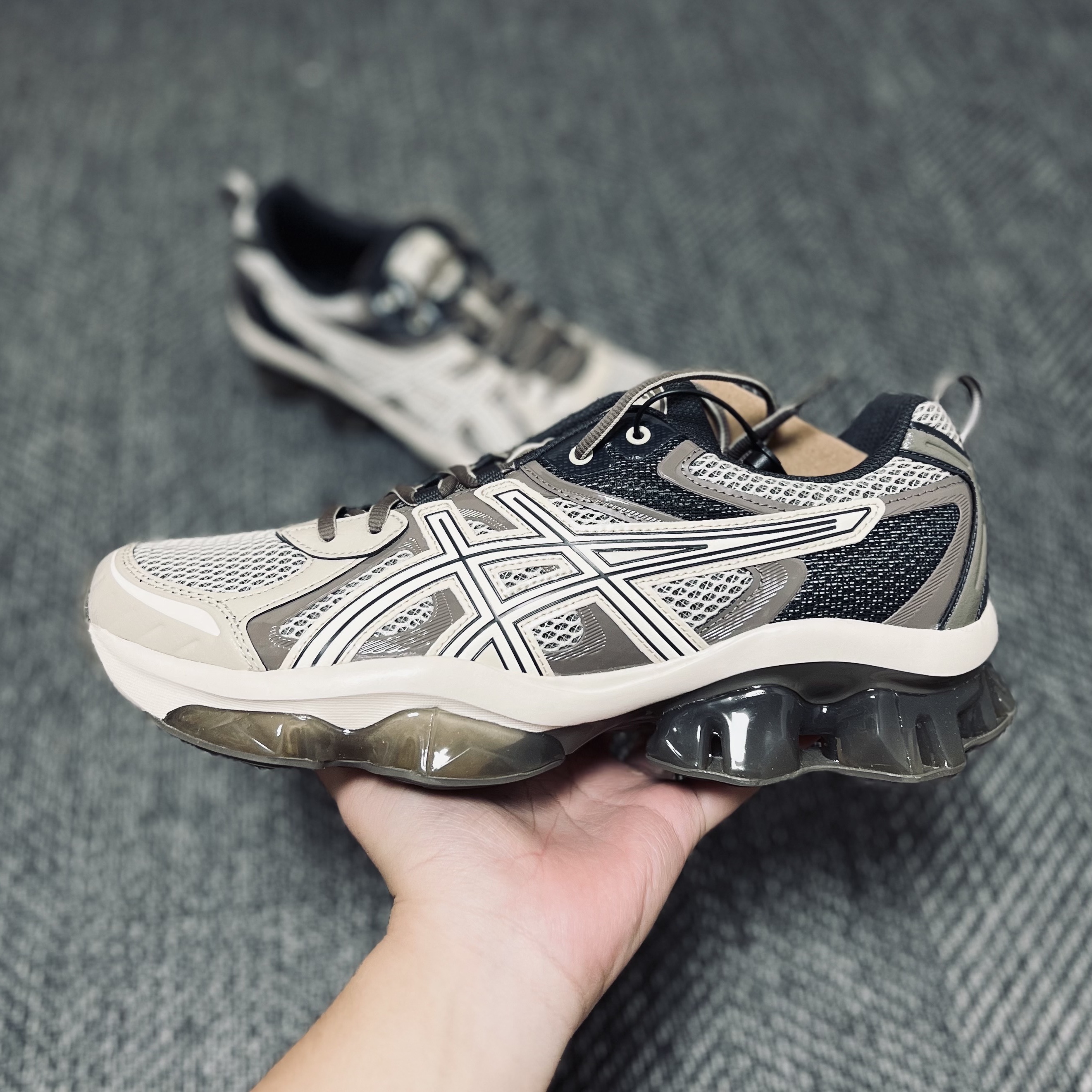 Asics Gel-Quantum Kinetic Birch Dark Taupe 착용 스타일 - 5