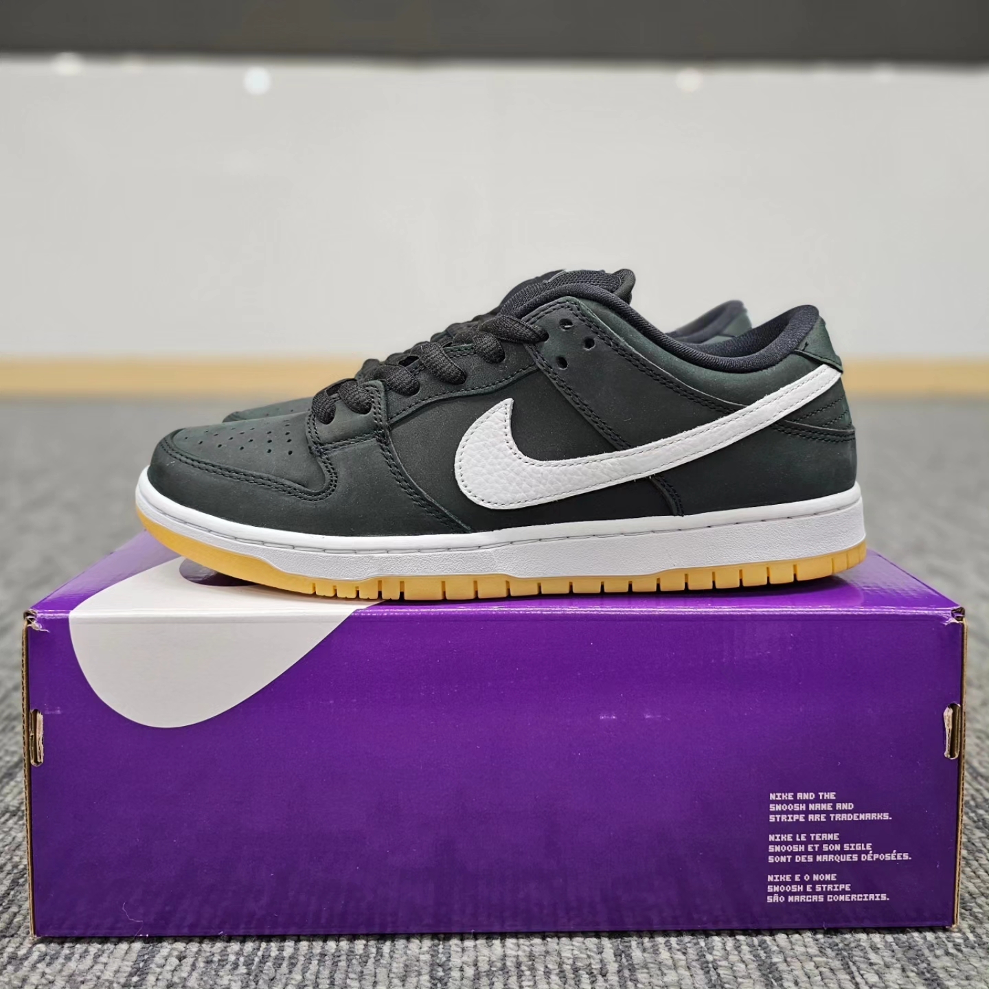 Nike SB Dunk Low Pro Black White 착용 스타일 - 3