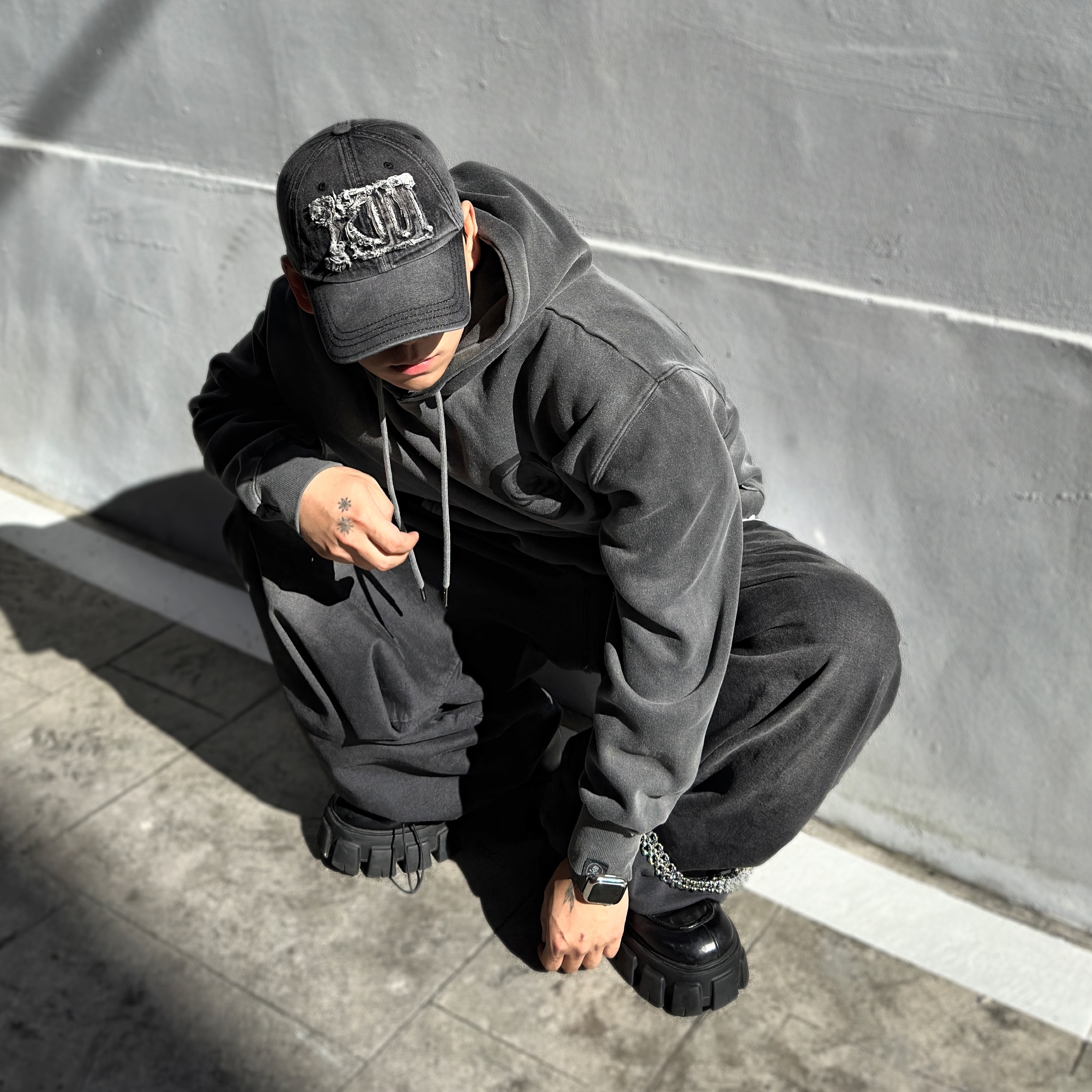 Test Artifact TASH Dubre 001 Steel, Prada Monolith Nuanced Brushed Leather Lace-Up Shoes Black Silver 착용 스타일 - 3