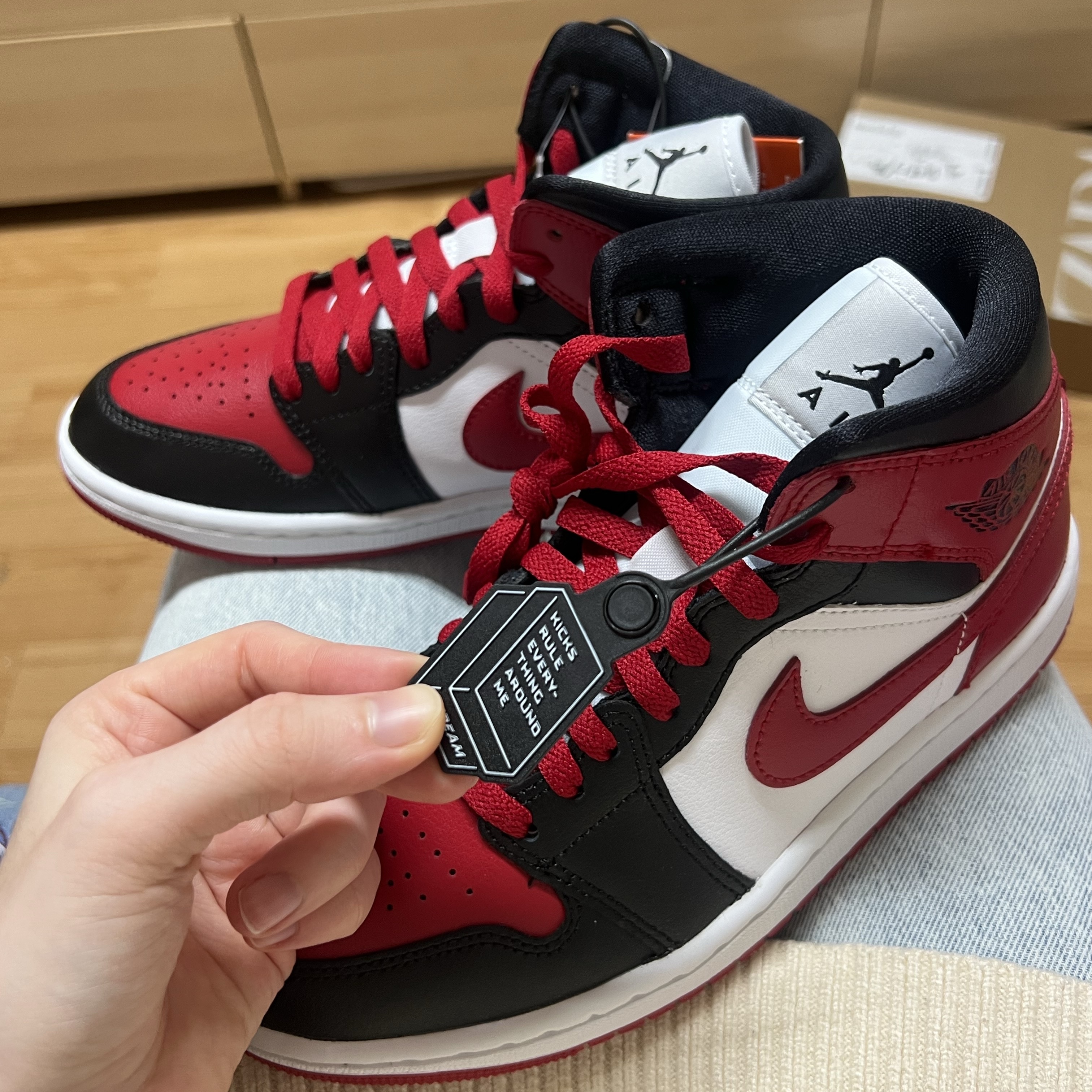 (W) Jordan 1 Mid Black and Gym Red 착용 스타일 - 5