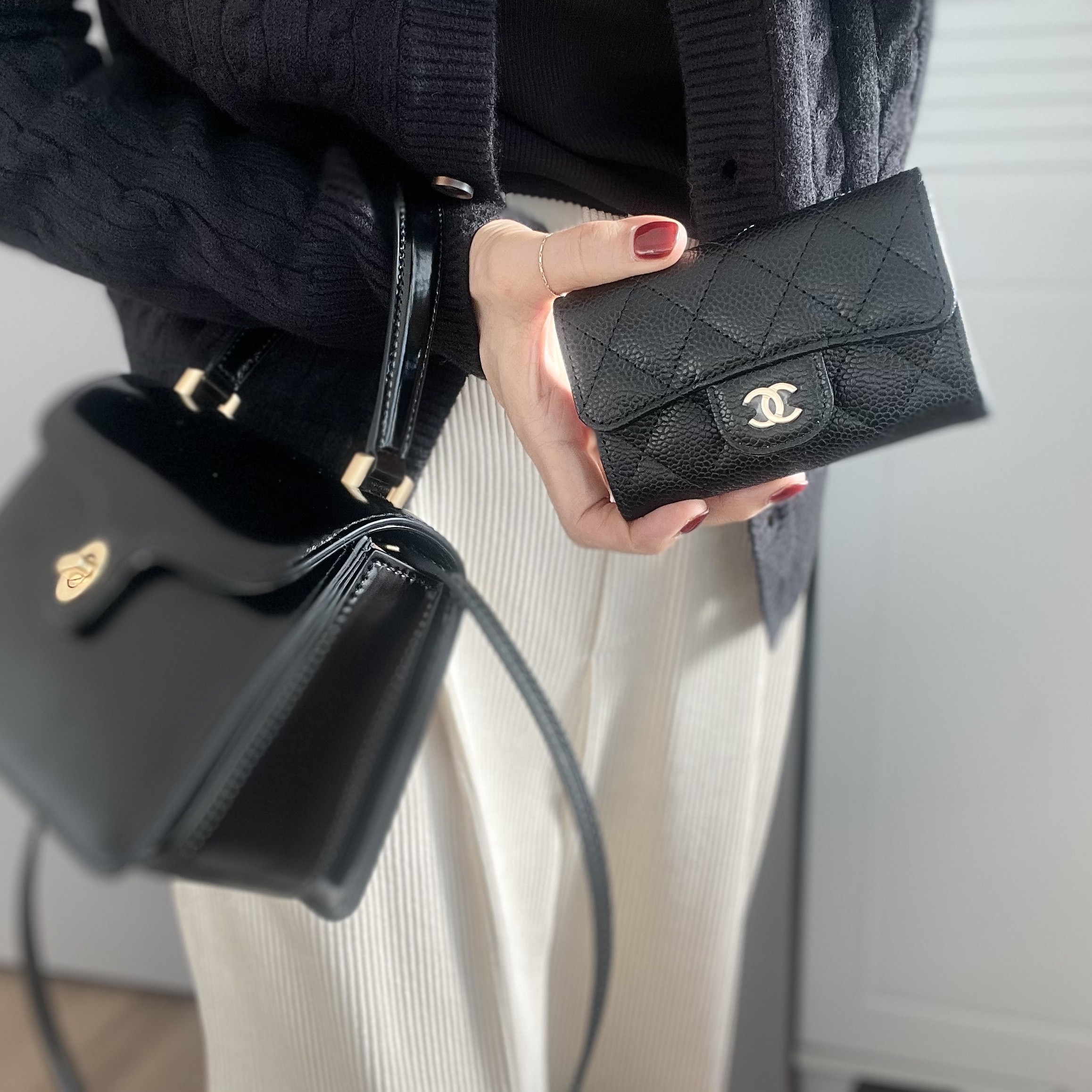 Chanel Classic Card Holder Grained Calfskin & Gold Black 착용 스타일