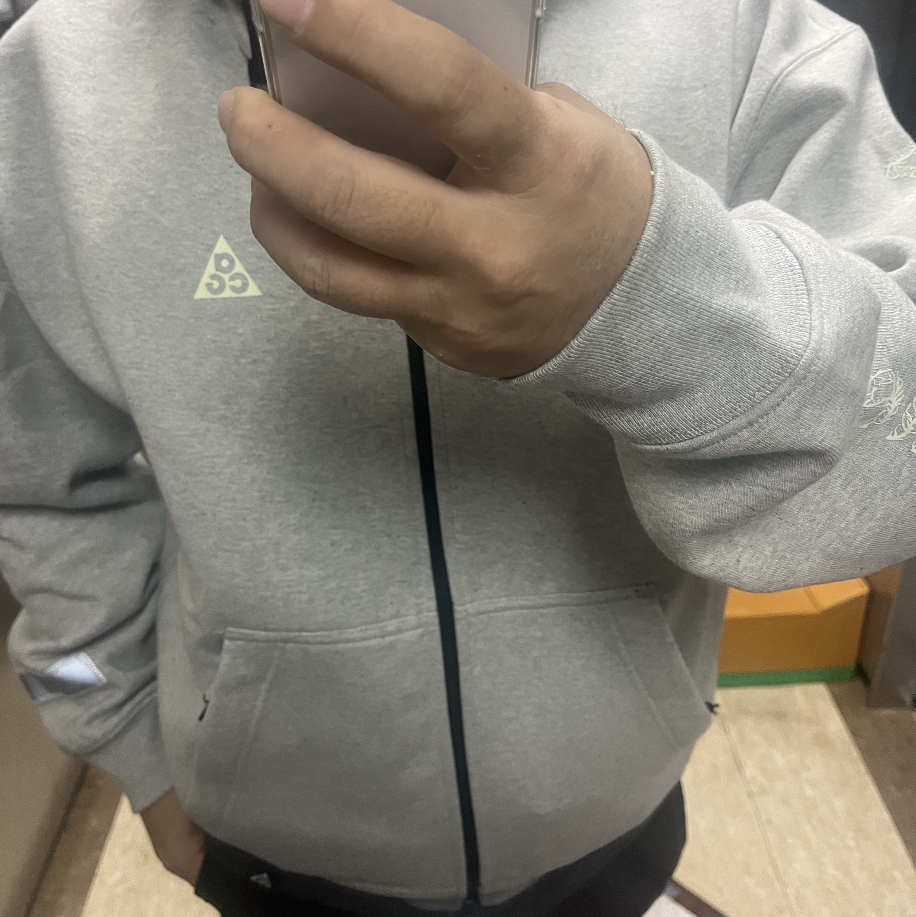 Nike ACG Short Sleeve T-Shirt Dark Smoke Grey - US/EU, Nike ACG Therma-Fit Fleece Full Zip Hoodie Airora Grey Heather - Asia 착용 스타일