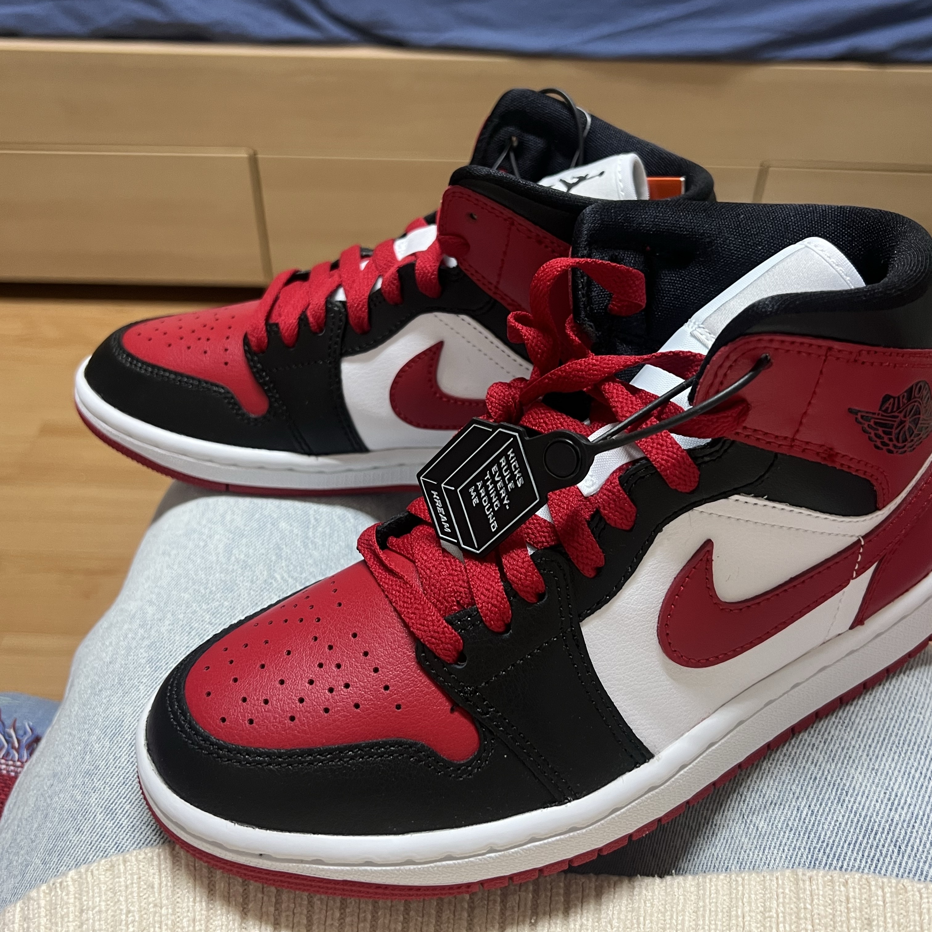 (W) Jordan 1 Mid Black and Gym Red 착용 스타일 - 2