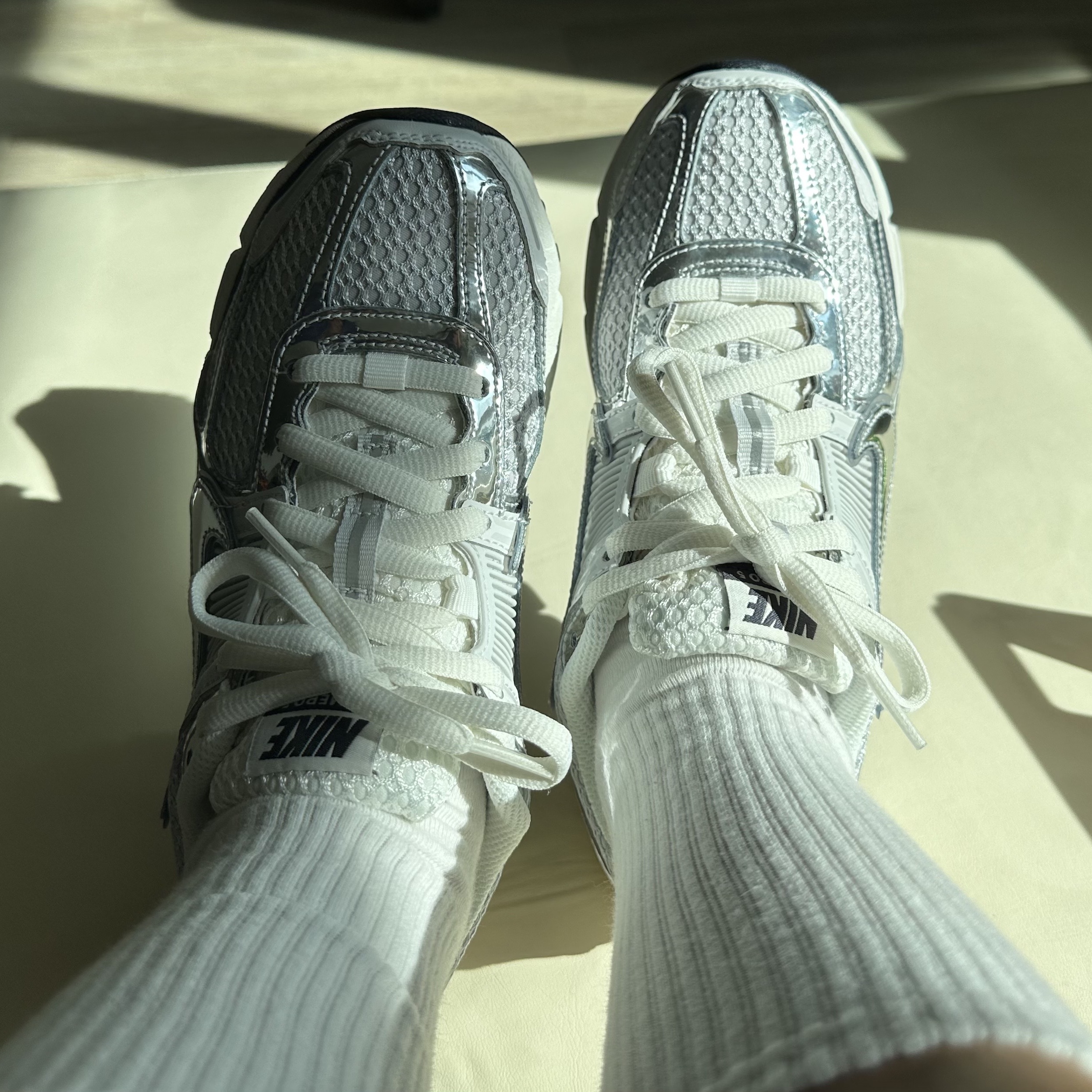 (W) Nike Zoom Vomero 5 Photon Dust and Metallic Silver 착용 스타일