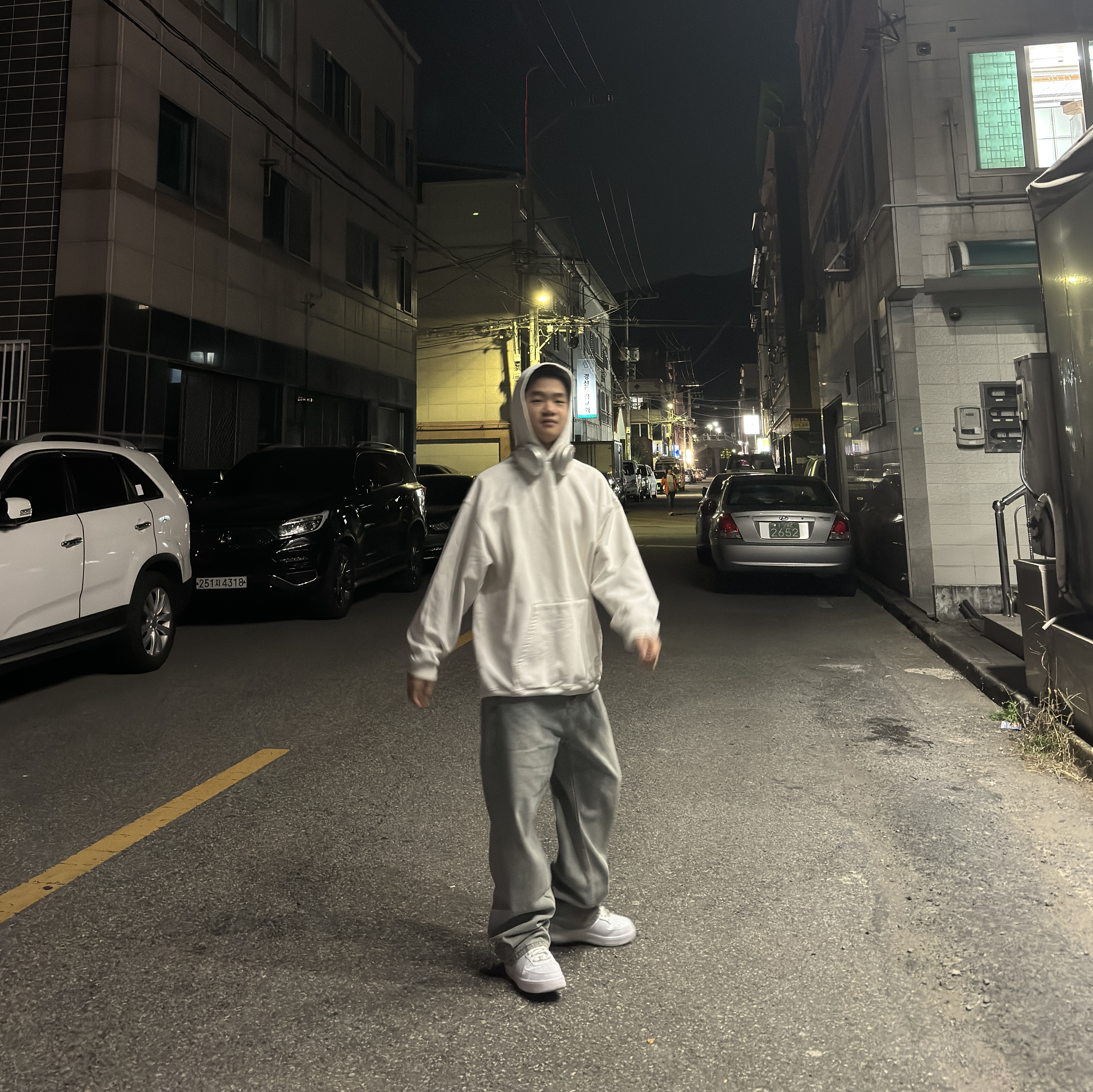 Nike Air Force 1 '07 Low White, Apple AirPods Max Lightning Silver (Korean Ver.) 착용 스타일 - 2