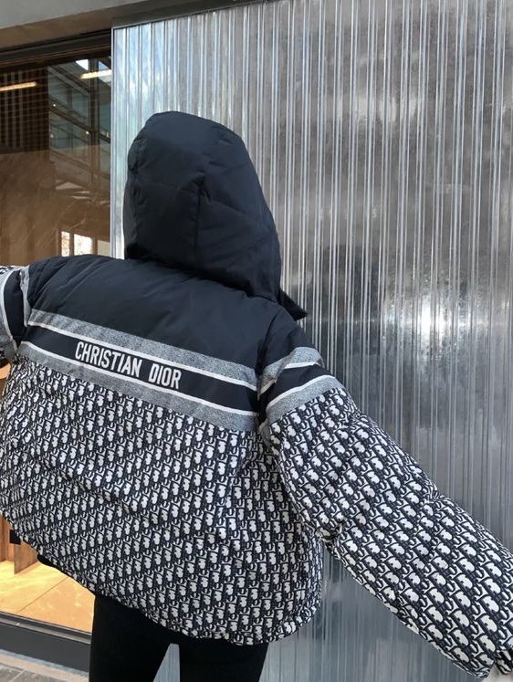 (W) Dior Reversible Cropped Down Jacket Blue and Ecru Dior Oblique Quilted Technical Taffeta 착용 스타일 - 5