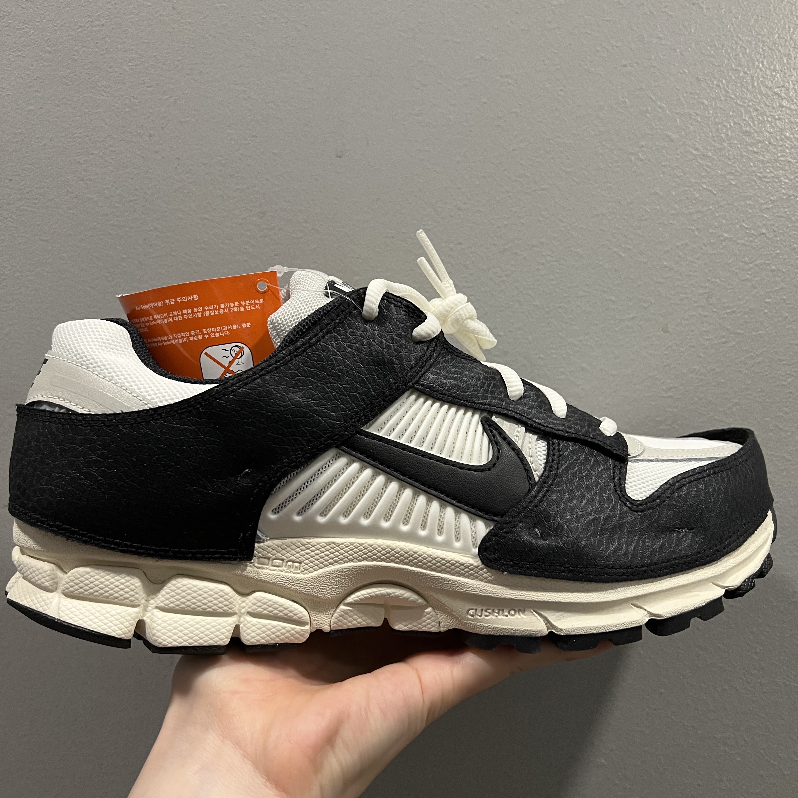 (W) Nike Zoom Vomero 5 Wolf Grey and Black 착용 스타일