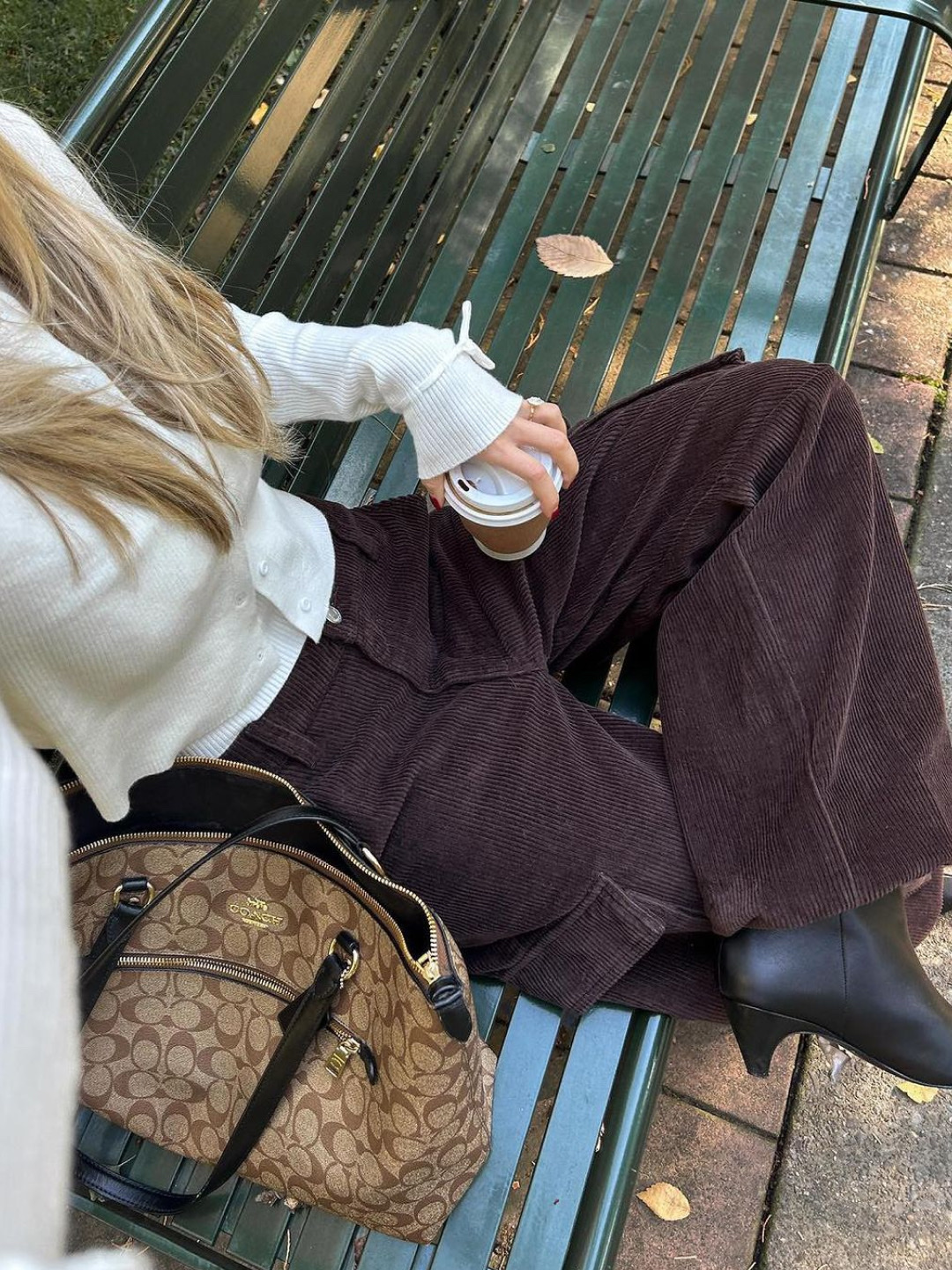 Thevinylhouse Corduroy Pants Khaki, The Museum Visitor Corduroy Suede Carpenter Pants Brown 착용 스타일 - 3