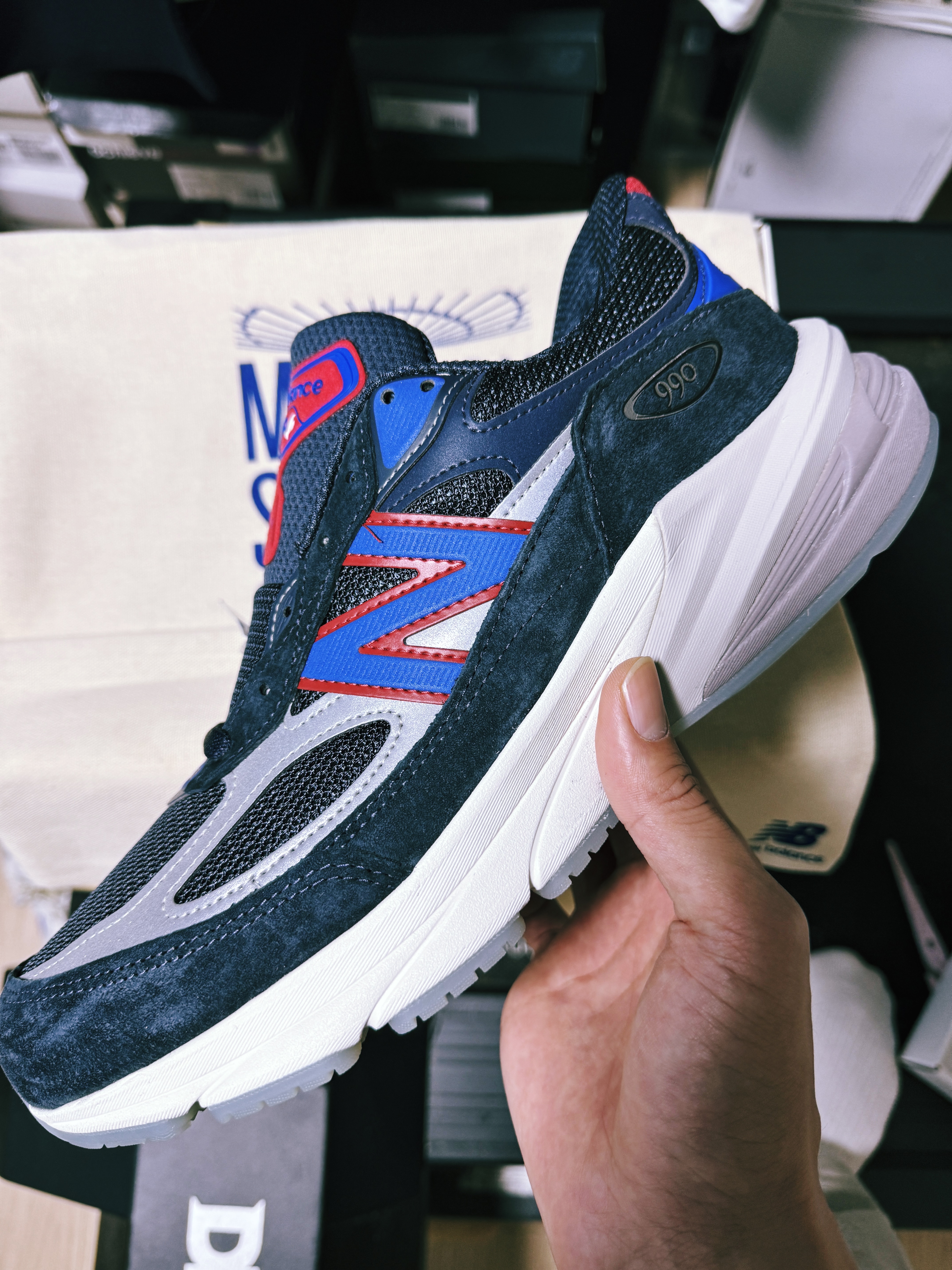 New Balance x Kith x Madison Square Garden 990v6 Made in USA Navy 착용 스타일 - 3