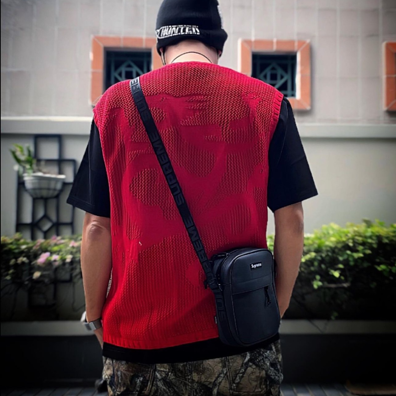 Supreme Leather Shoulder Bag Black - 23FW 착용 스타일 - 5