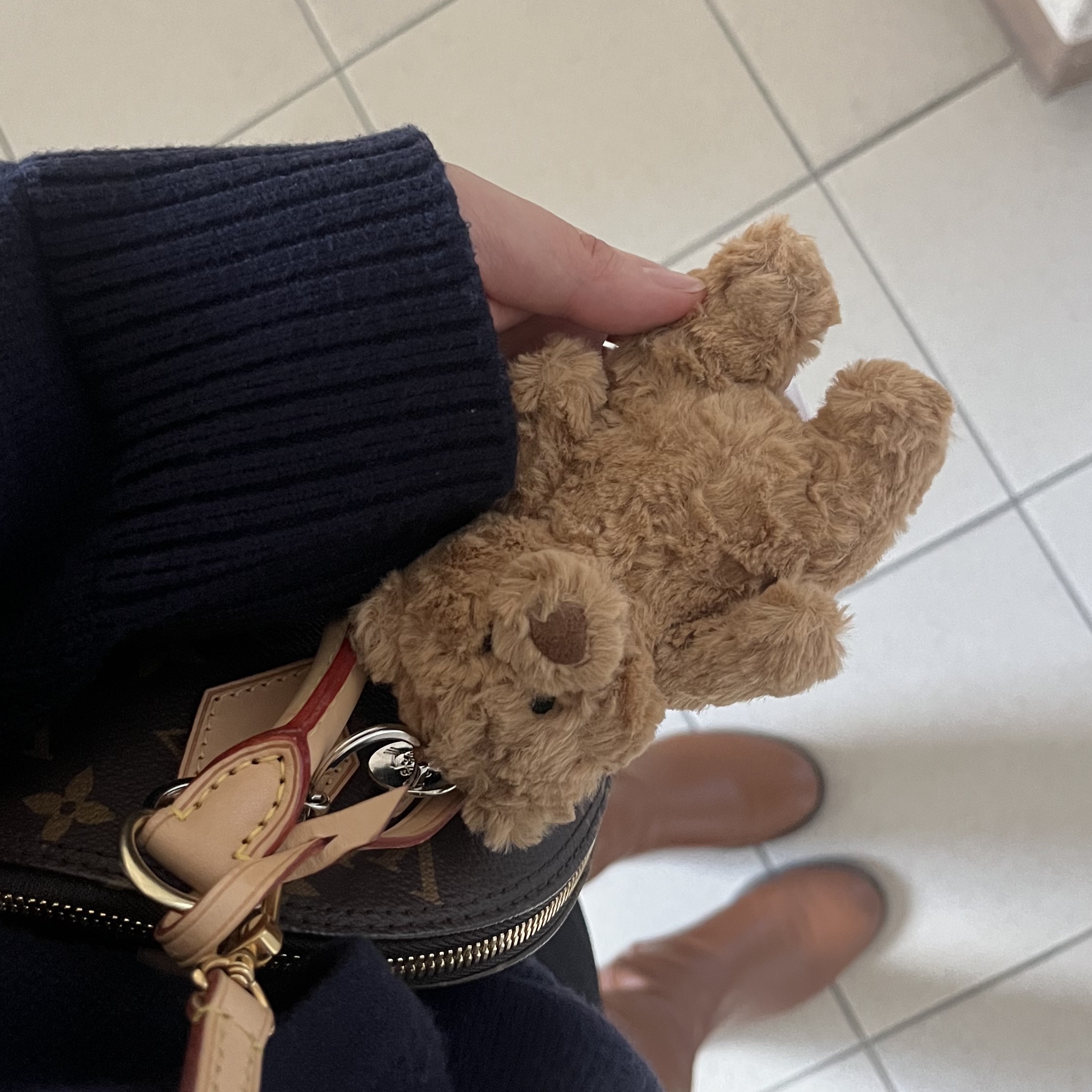 Jellycat Bartholomew Bear Bag Charm Brown, Louis Vuitton Alma BB Monogram 착용 스타일