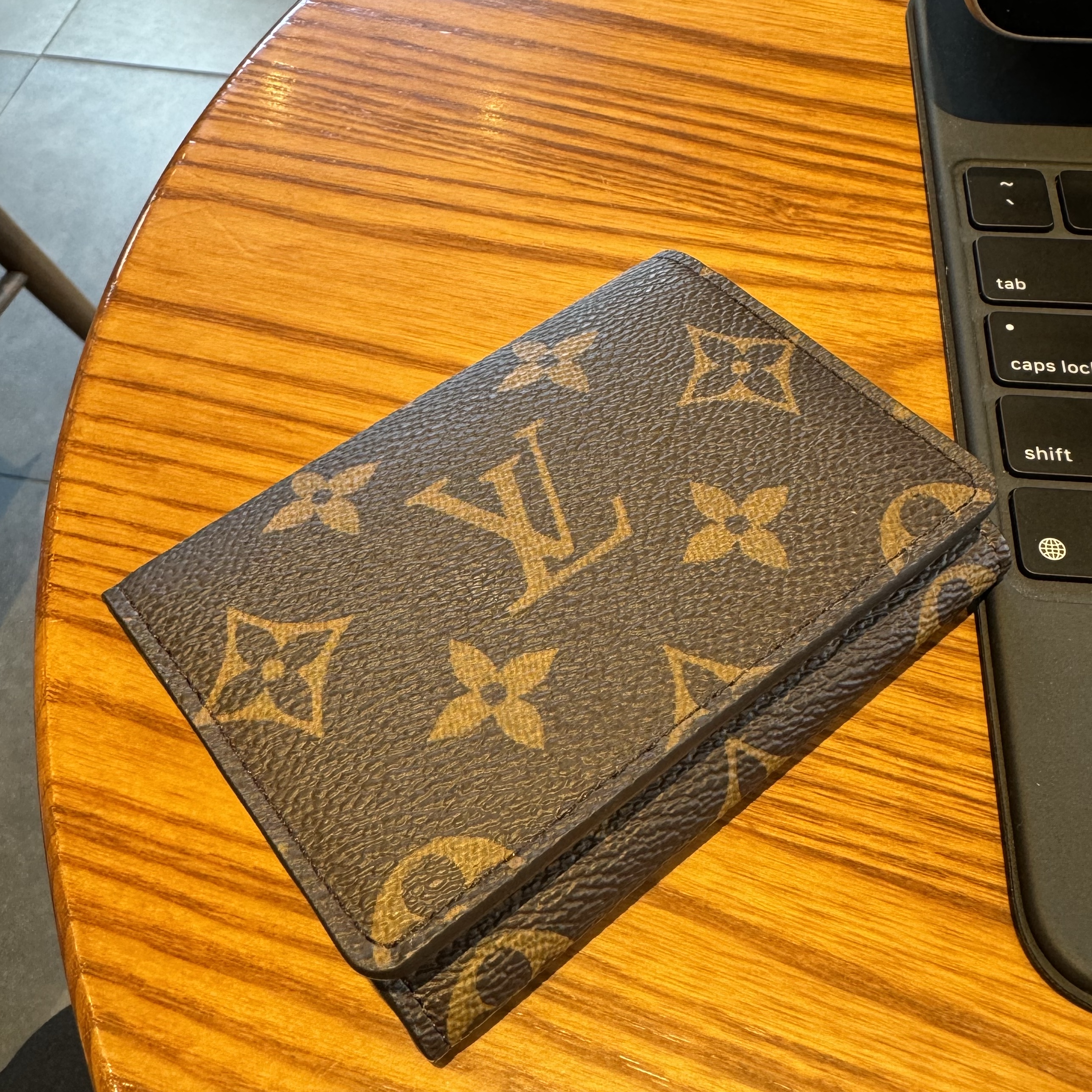 Louis Vuitton Envelope Business Card Holder Monogram 착용 스타일 - 1