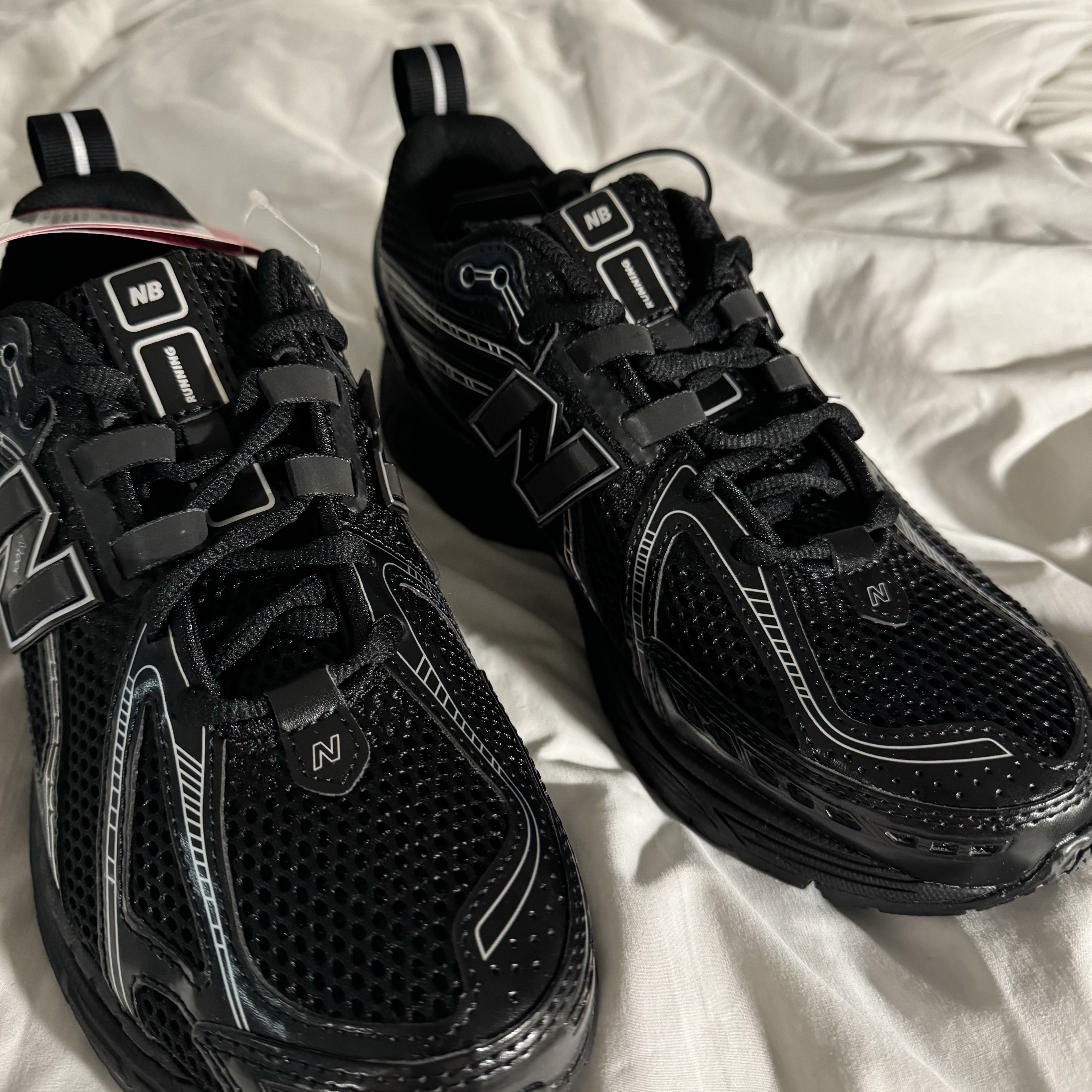 New Balance 1906R Black Silver Metallic 착용 스타일 - 2