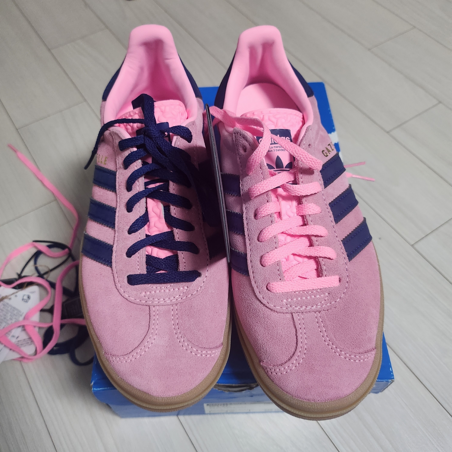 (W) Adidas Gazelle Bold Pink Glow Victory Blue 착용 스타일