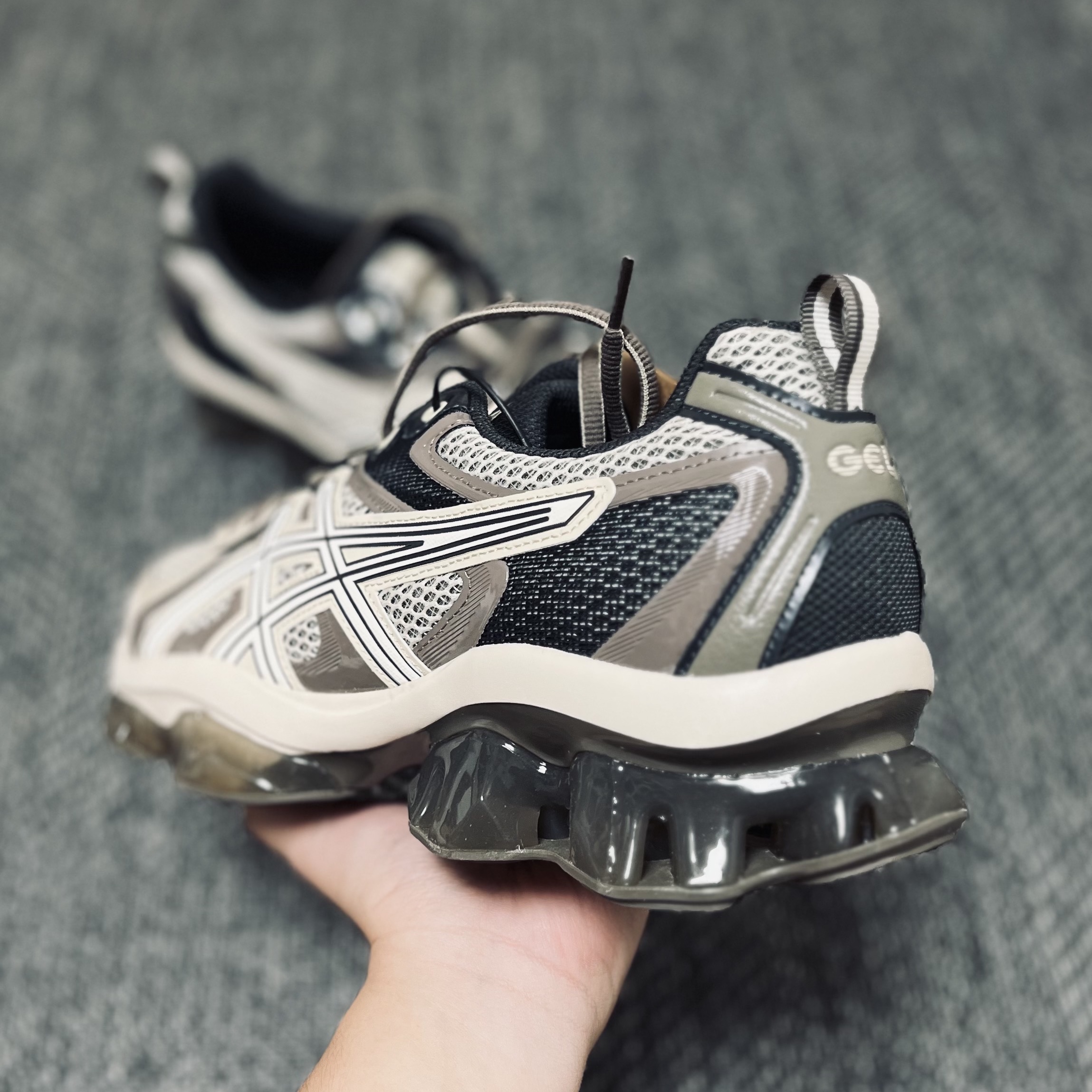 Asics Gel-Quantum Kinetic Birch Dark Taupe 착용 스타일 - 7