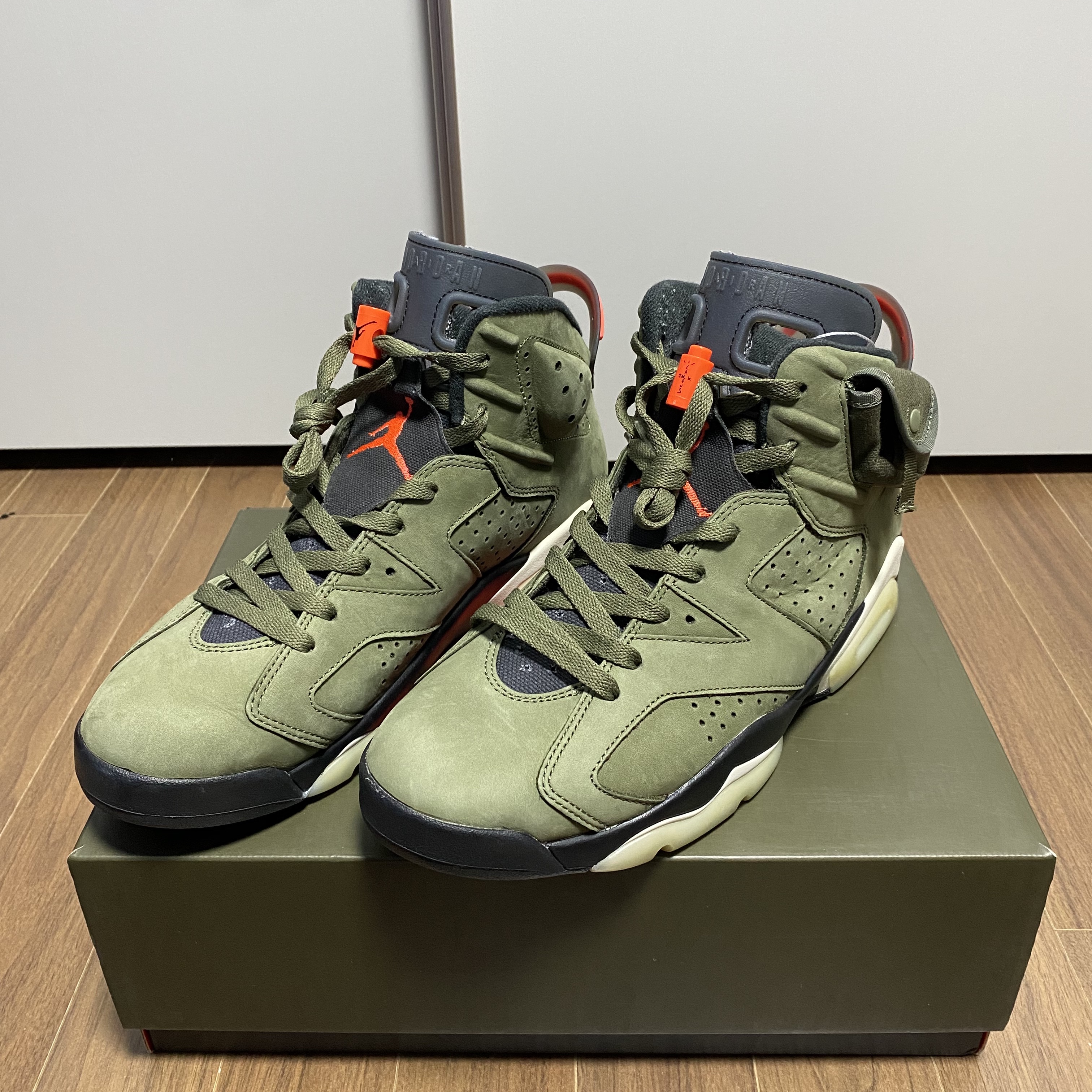 Jordan 6 x Travis Scott Retro Olive 착용 스타일