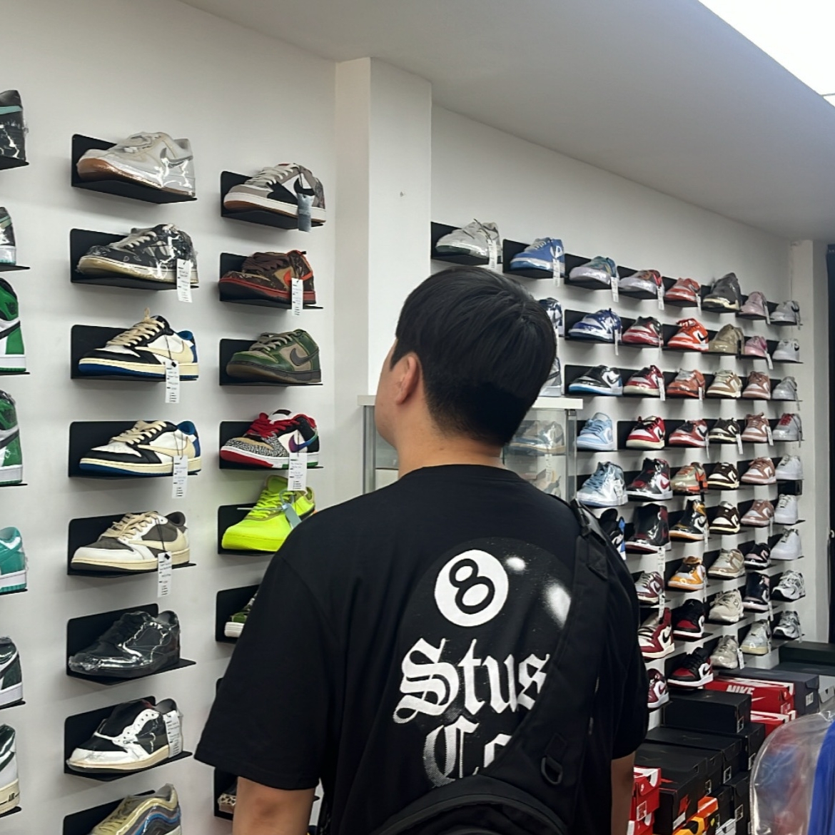 Stussy 8 Ball Corp T-Shirt Black 착용 스타일