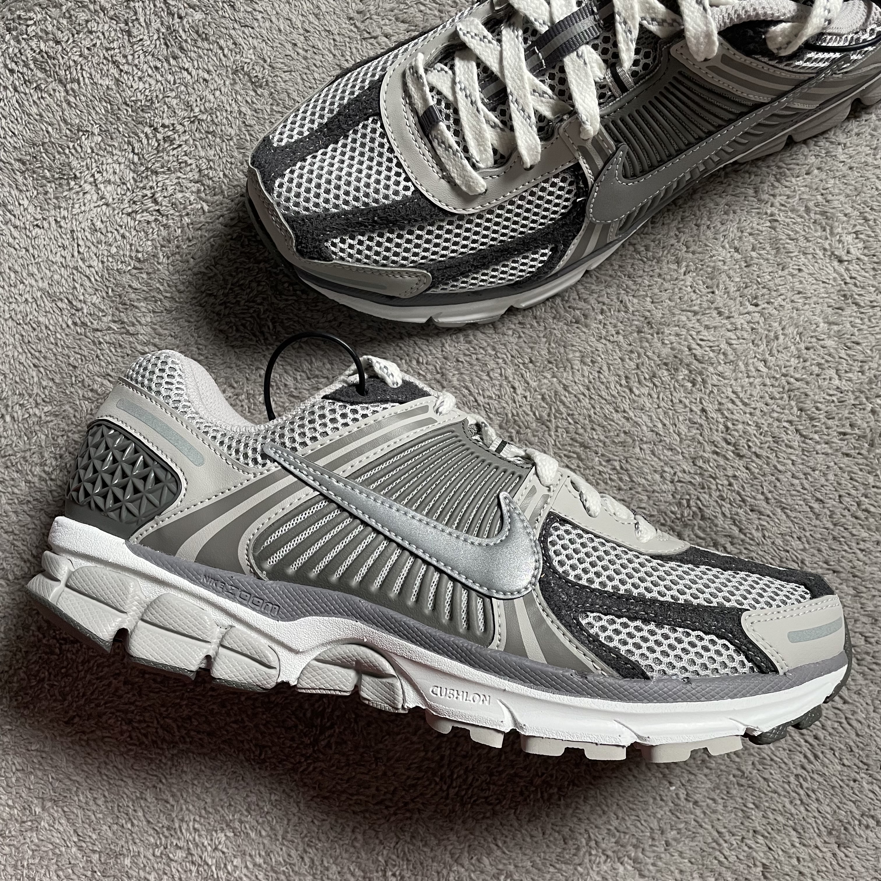 Nike Zoom Vomero 5 PRM Light Iron Ore and Flat Fewter 착용 스타일