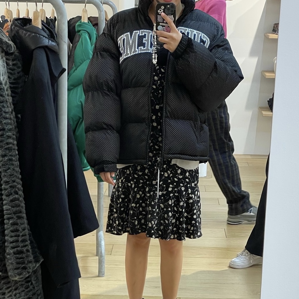 Supreme Mesh Jersey Puffer Jacket Black - 23SS, Asics Jog 100 2 Black 착용 스타일 - 2