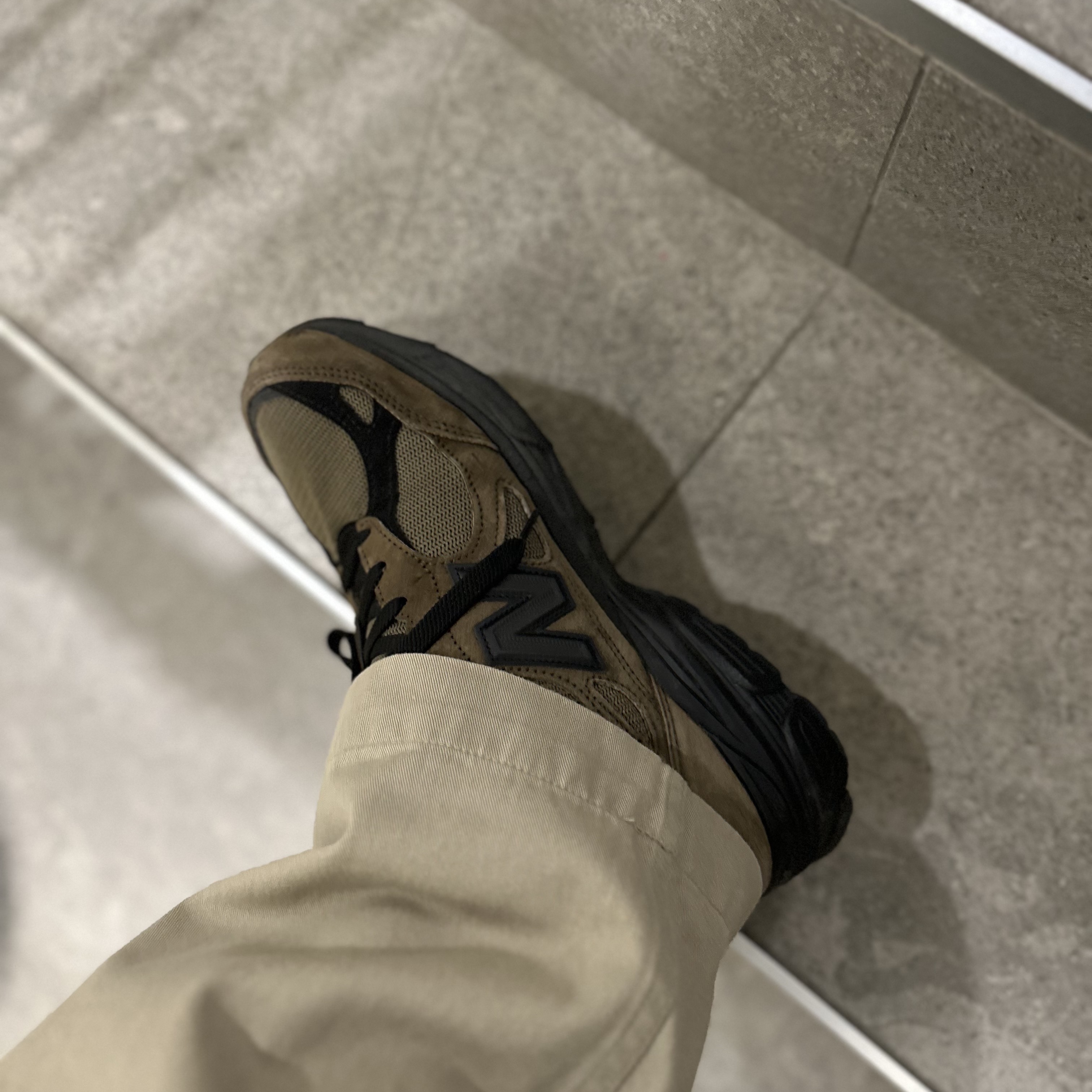 New Balance x JJJJound 990v3 Brown Black 착용 스타일 - 2